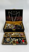 A JEWELLERY BOX MARKED JP CONTAINING A QUANTITY OF VINTAGE AND MODERN COSTUME JEWELLERY TO INCLUDE