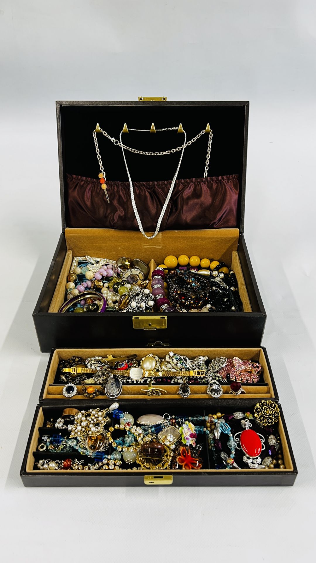 A JEWELLERY BOX MARKED JP CONTAINING A QUANTITY OF VINTAGE AND MODERN COSTUME JEWELLERY TO INCLUDE