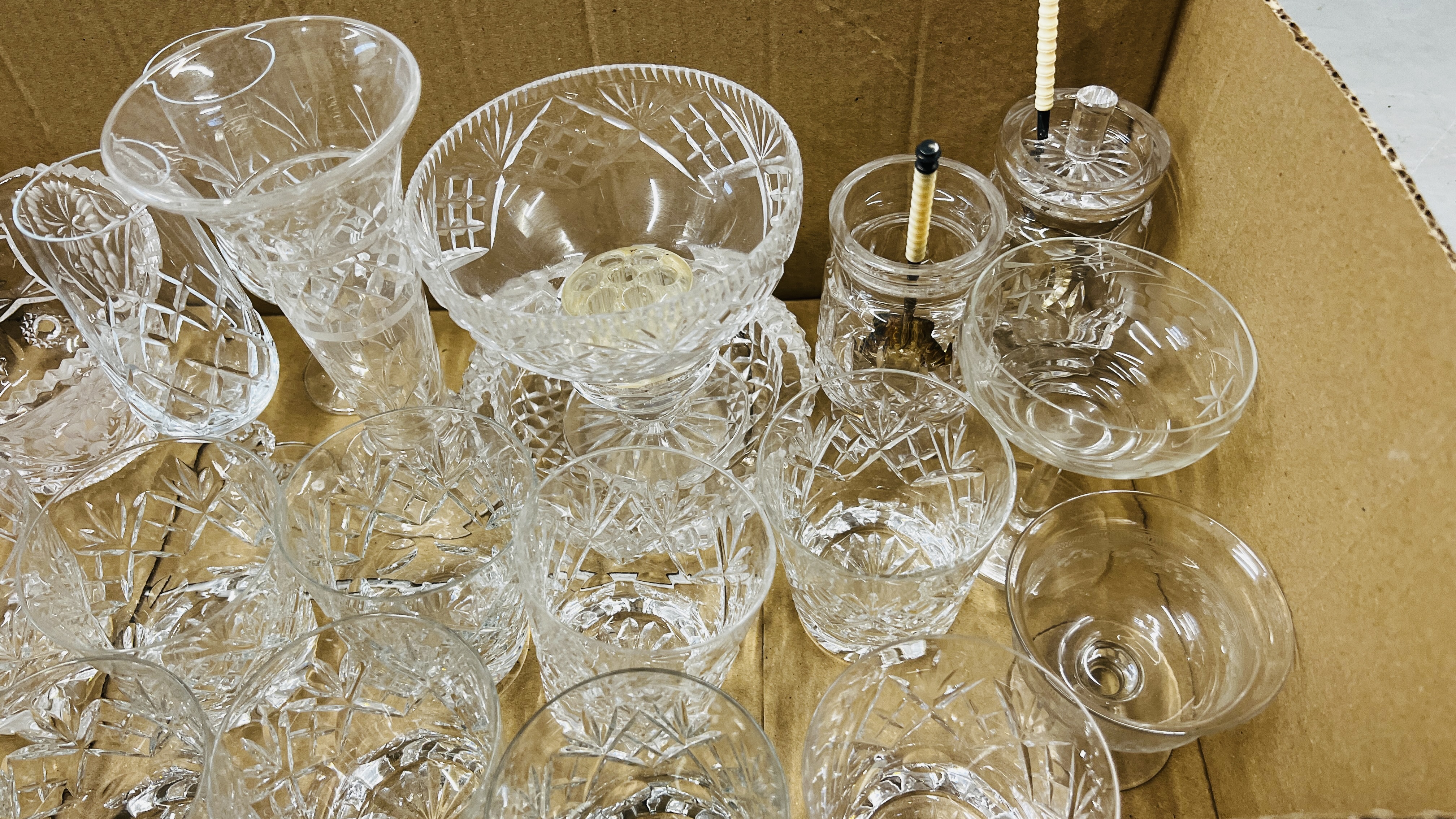 A QUANTITY GOOD QUALITY GLASSWARE INCLUDING MANY SETS, TUMBLERS, BRANDYS, FLUTES, SHERRY ETC. - Image 2 of 7