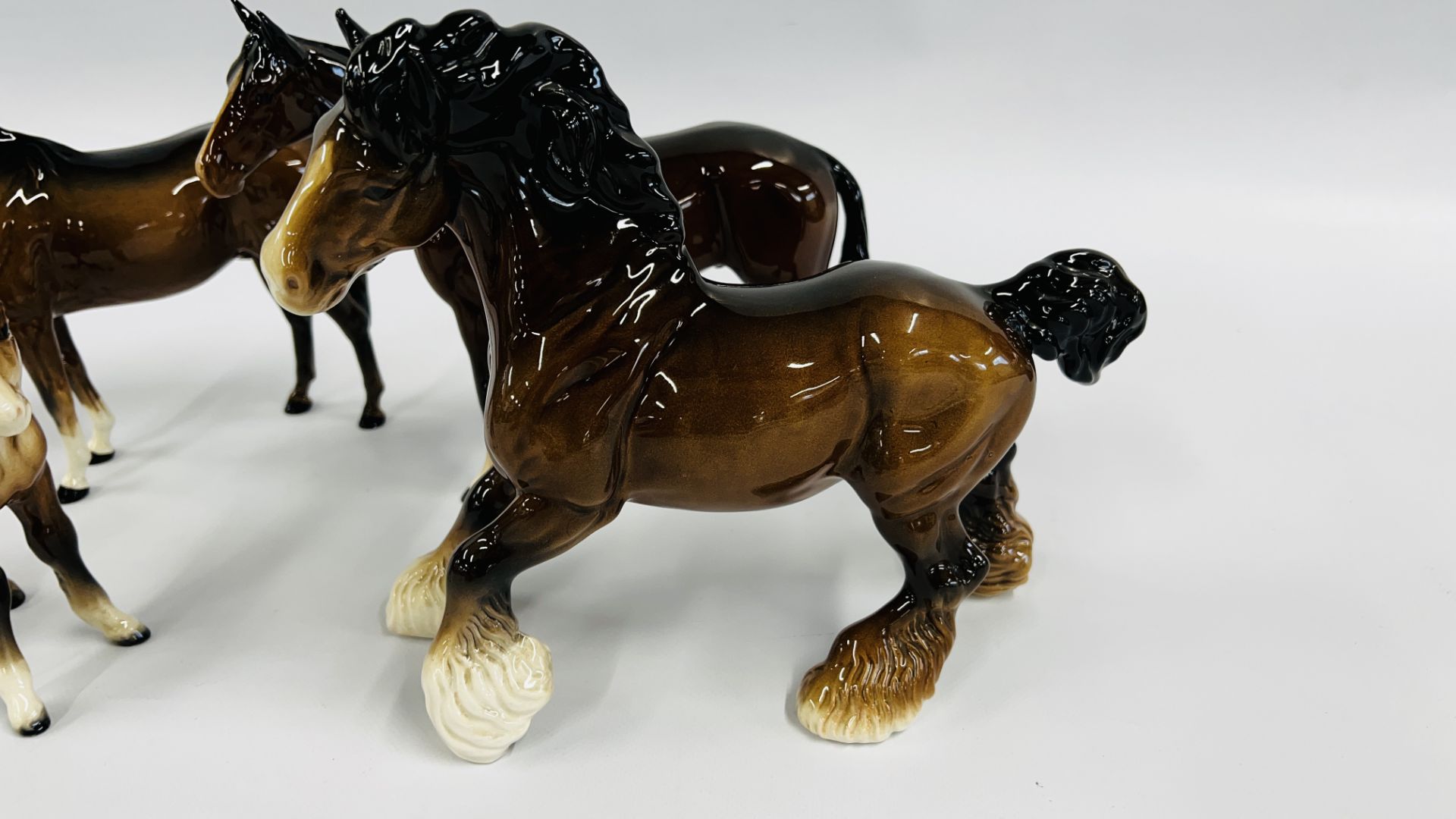 THREE BESWICK CHESTNUT HORSE ORNAMENTS AND FOAL. - Image 2 of 11