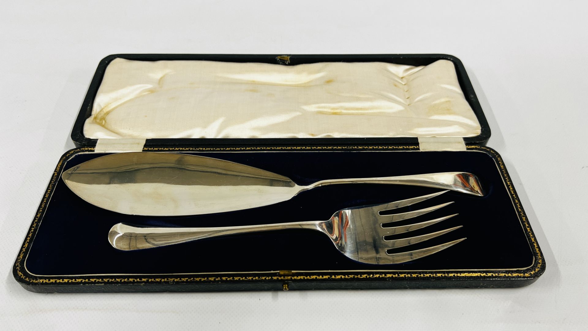 A CASED SET OF SILVER FISH SERVERS IN A VELVET LINED BOX, SHEFFIELD ASSAY 1922, 1921 J.R.