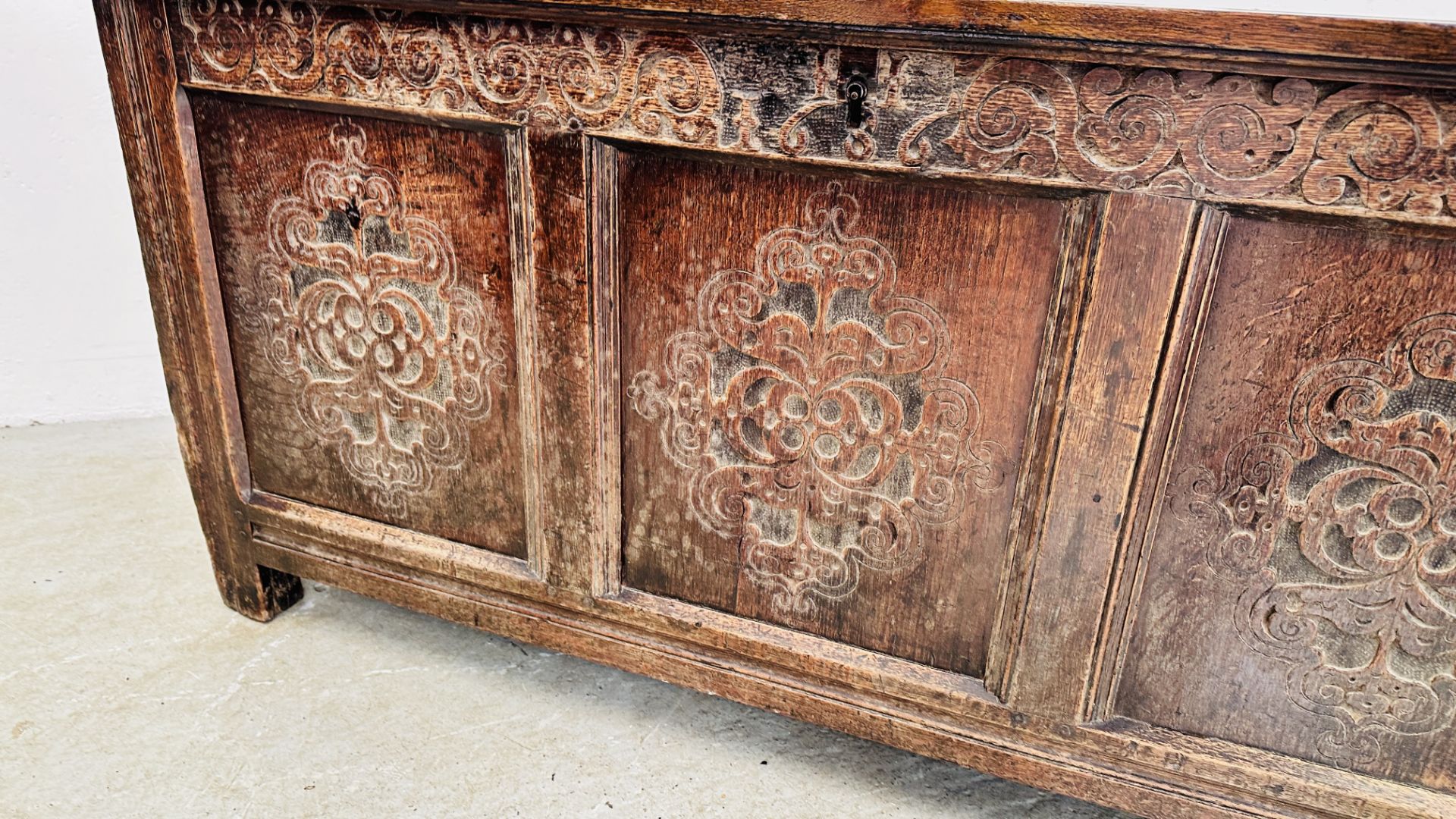 A C17th OAK COFFER, DATED 1686, WITH ALTERATIONS INCLUDING A NEW TOP, 134CM WIDE. - Bild 8 aus 17