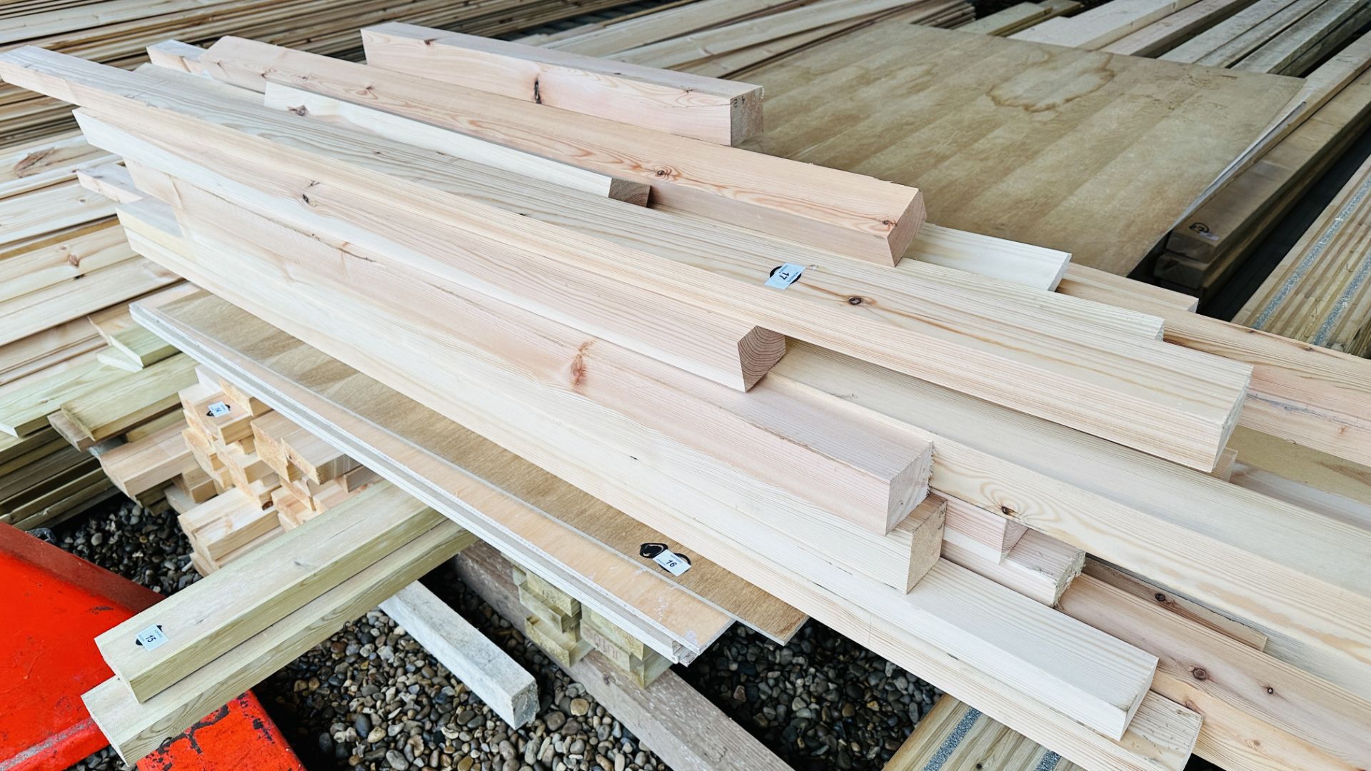A BUNDLE OF MIXED PLANED TIMBER OFFCUTS. THIS LOT IS SUBJECT TO VAT ON HAMMER PRICE.