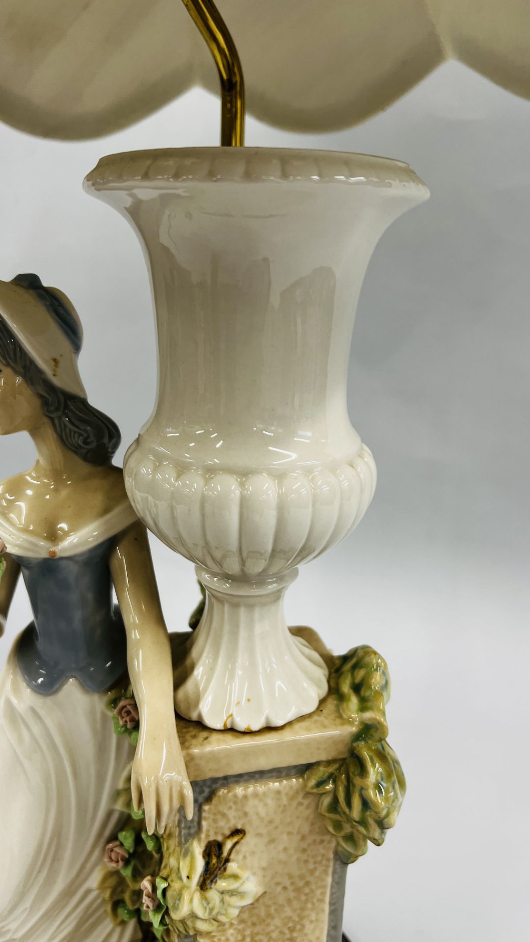 A LARGE LLADRO STYLE FIGURED TABLE LAMP, OVERALL HEIGHT 80CM - SOLD AS SEEN. - Bild 8 aus 10