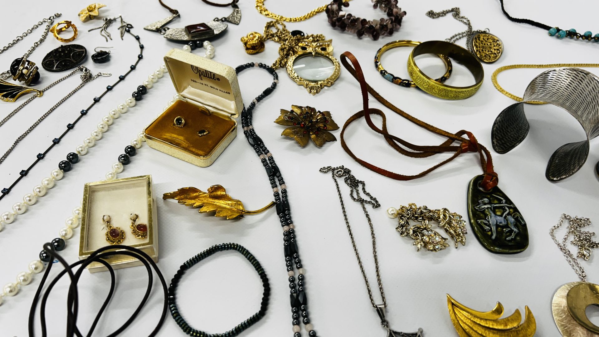 A TRAY OF RETRO AND VINTAGE JEWELLERY TO INCLUDE NECKLACES, BRACELETS ETC. - Image 14 of 14