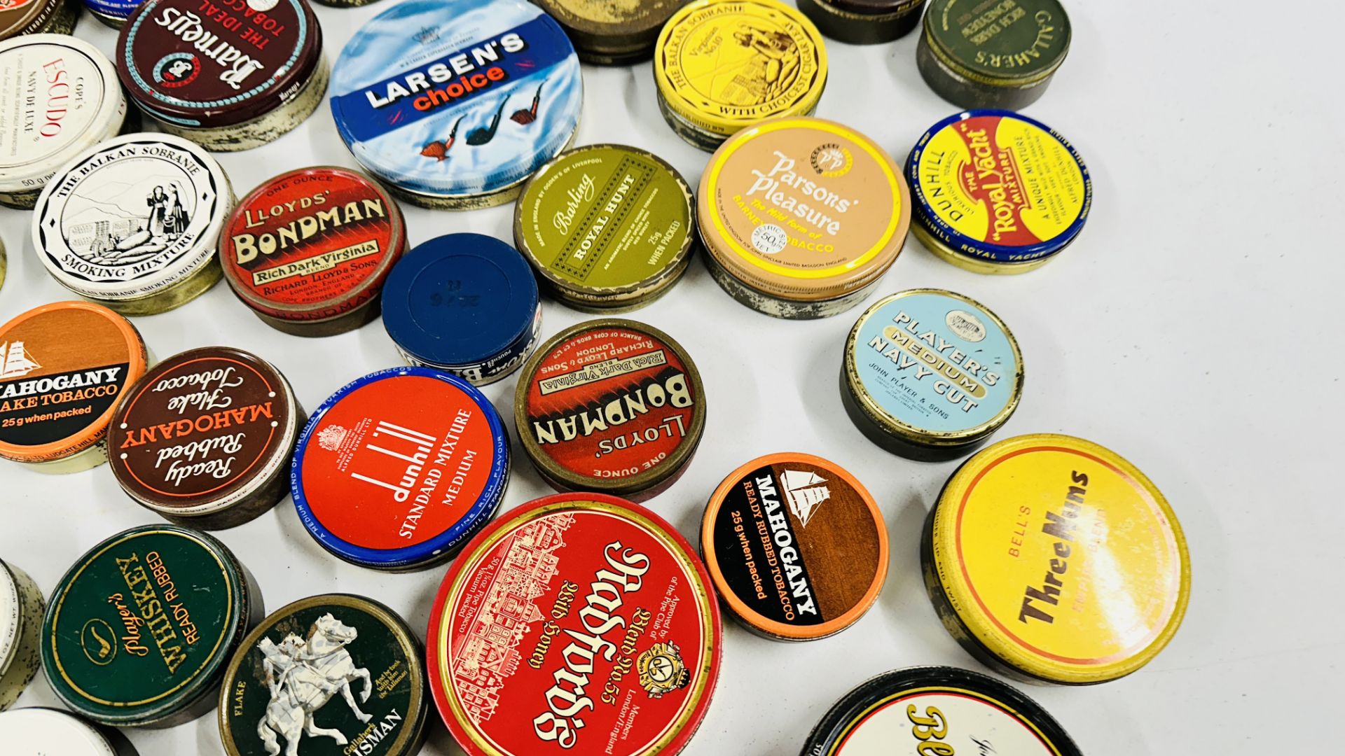 A BOX CONTAINING AN EXTENSIVE COLLECTION OF ASSORTED EMPTY VINTAGE ROUND TOBACCO TINS TO INCLUDE - Bild 3 aus 10