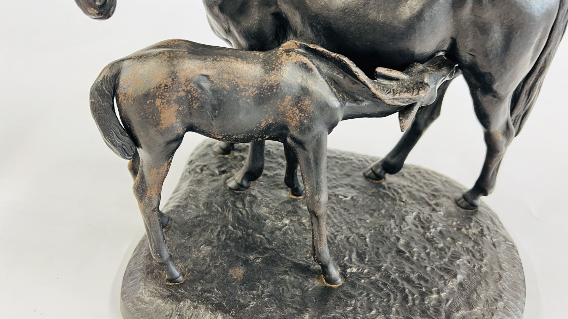 A FOUNDRY CAST IRON SCULPTURE DEPICTING A MARE AND FOAL, MARKED KACNH 1970 - L 32CM X H 30CM. - Image 4 of 6