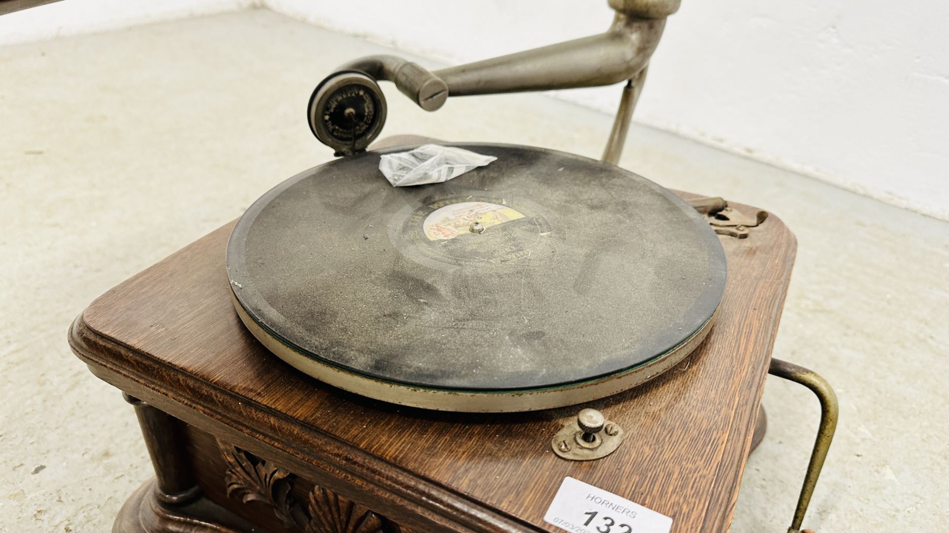 EARLY HMV GRAMOPHONE COMPANY OAK CASED "THE GRAMOPHONE Co" GRAMOPHONE WITH HORN. - Image 4 of 9