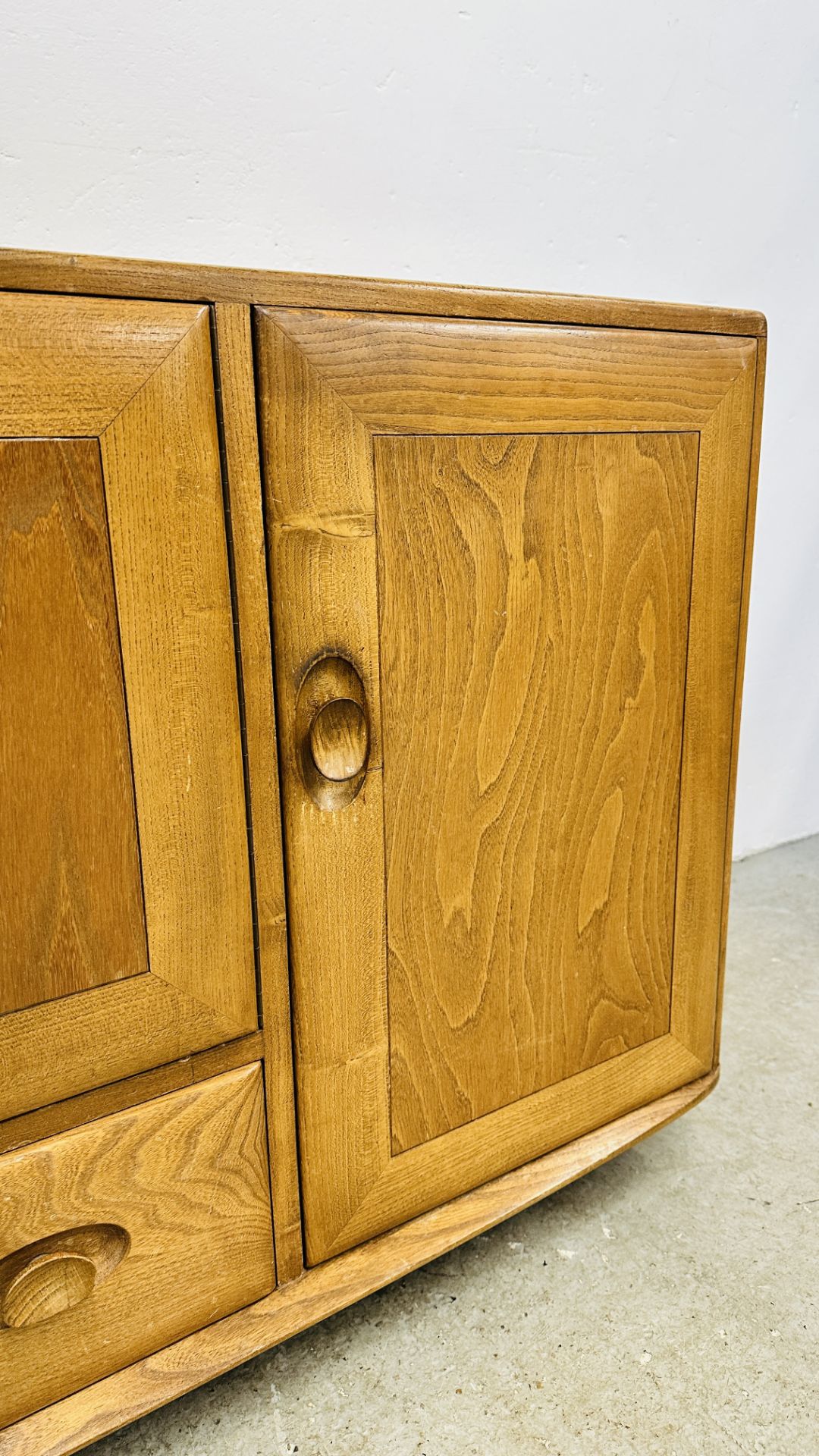 ERCOL WINDSOR SIDEBOARD COMPRISING OF 2 DOOR CUPBOARD ABOVE SINGLE DRAWER AND SINGLE CUPBOARD TO - Image 8 of 11