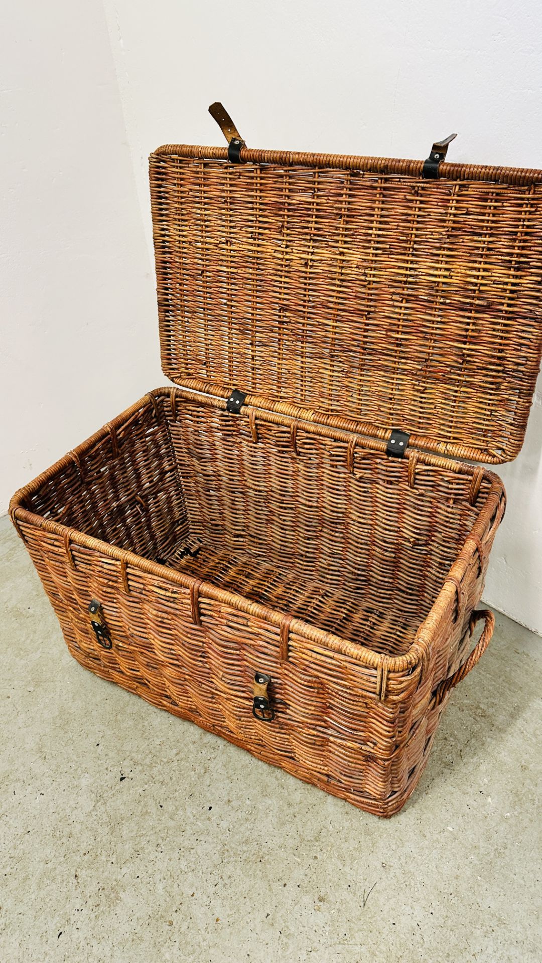 A LARGE WICKER TWO HANDLED BASKET - W 90 X D 55 X H 55CM. - Bild 5 aus 7