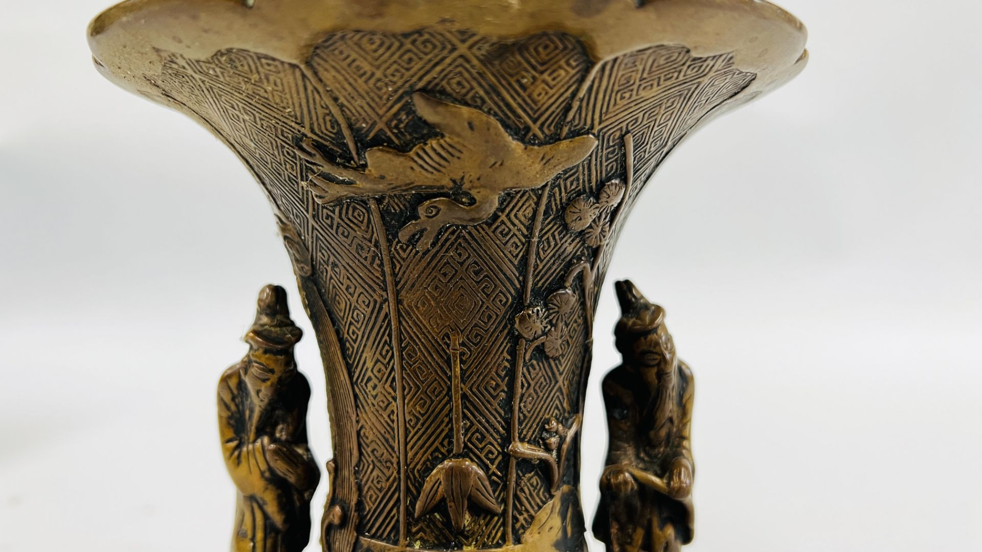 AN ANTIQUE TRUMPET SHAPED CHINESE QING BRONZE VASE WITH APPLIED FIGURES, H 16CM. - Image 4 of 13