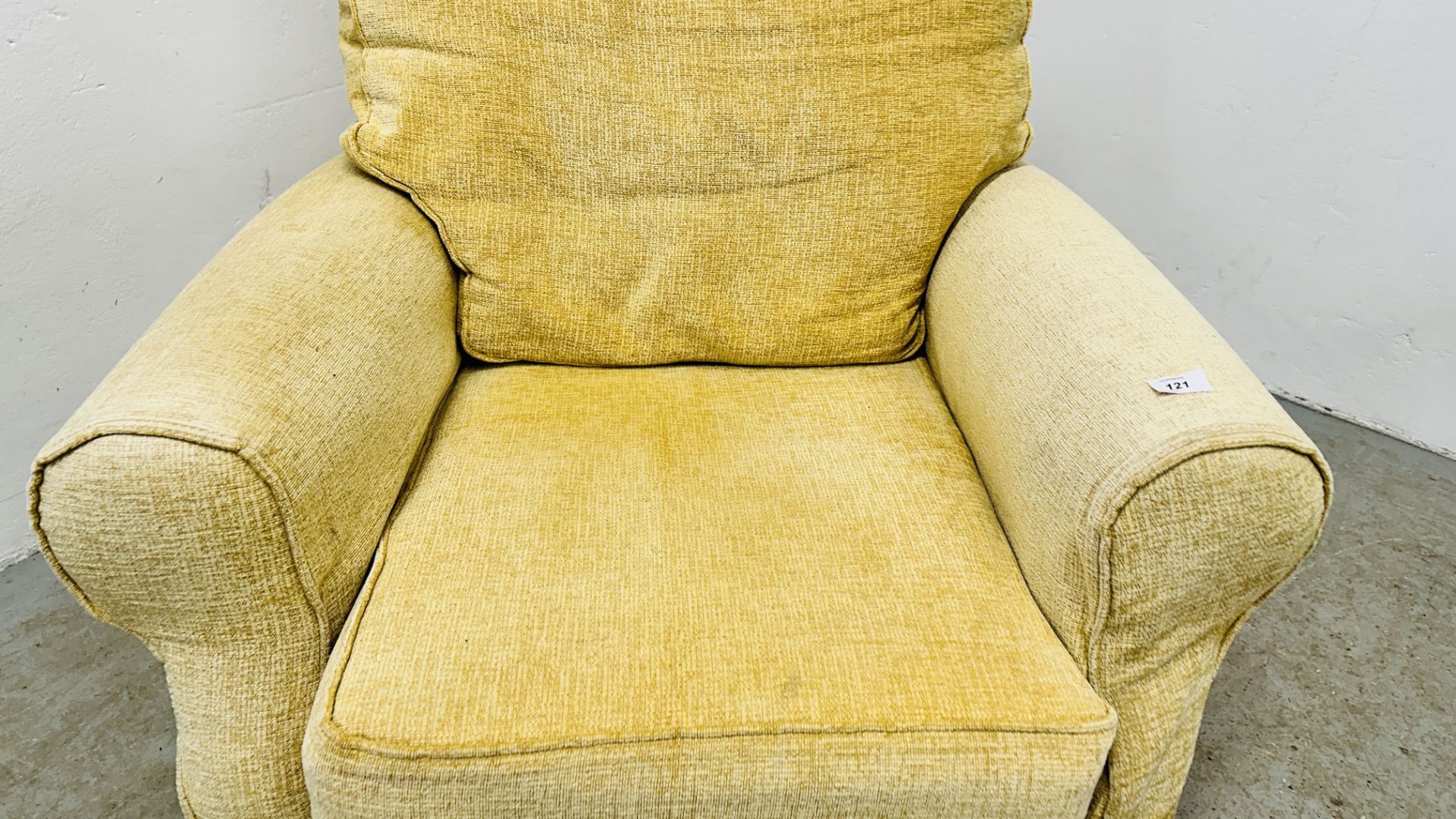 A GOOD QUALITY PRIMROSE UPHOLSTERED EASY CHAIR. - Image 3 of 7