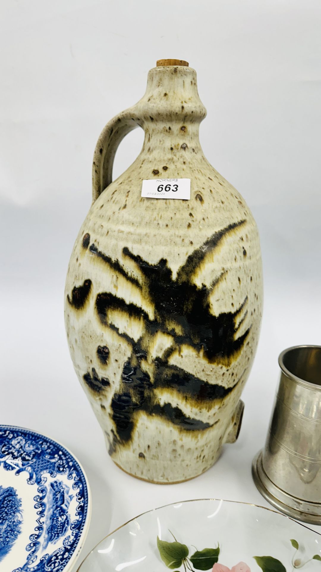 A GROUP OF ORNAMENTS AND COLLECTIBLE ITEMS TO INCLUDE STUDIO POTTERY FLASK, WOODEN ORNAMENTS, BRASS, - Image 2 of 19