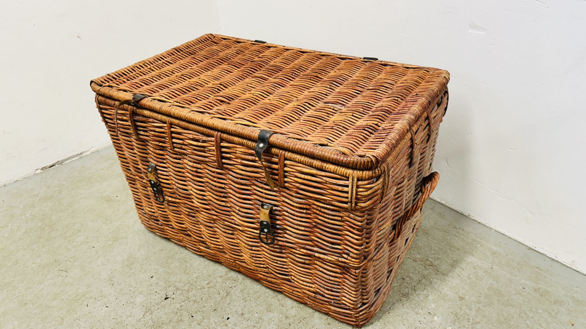 A LARGE WICKER TWO HANDLED BASKET - W 90 X D 55 X H 55CM. - Bild 2 aus 7