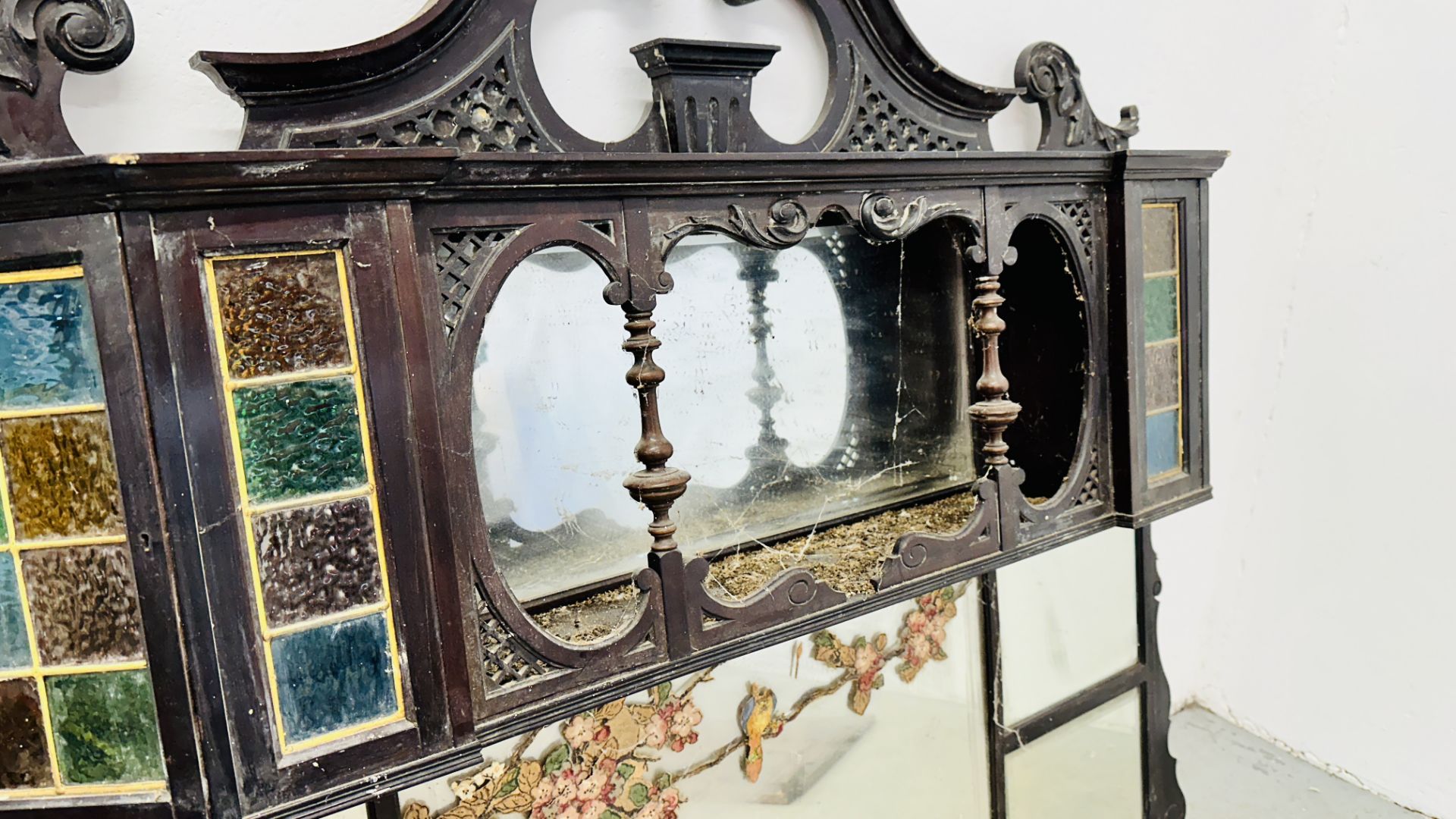 ORNATE MIRRORED OAK DRESSER UPSTAND WITH STAINED GLASS PANEL DETAIL FOR RESTORATION, - Image 5 of 10