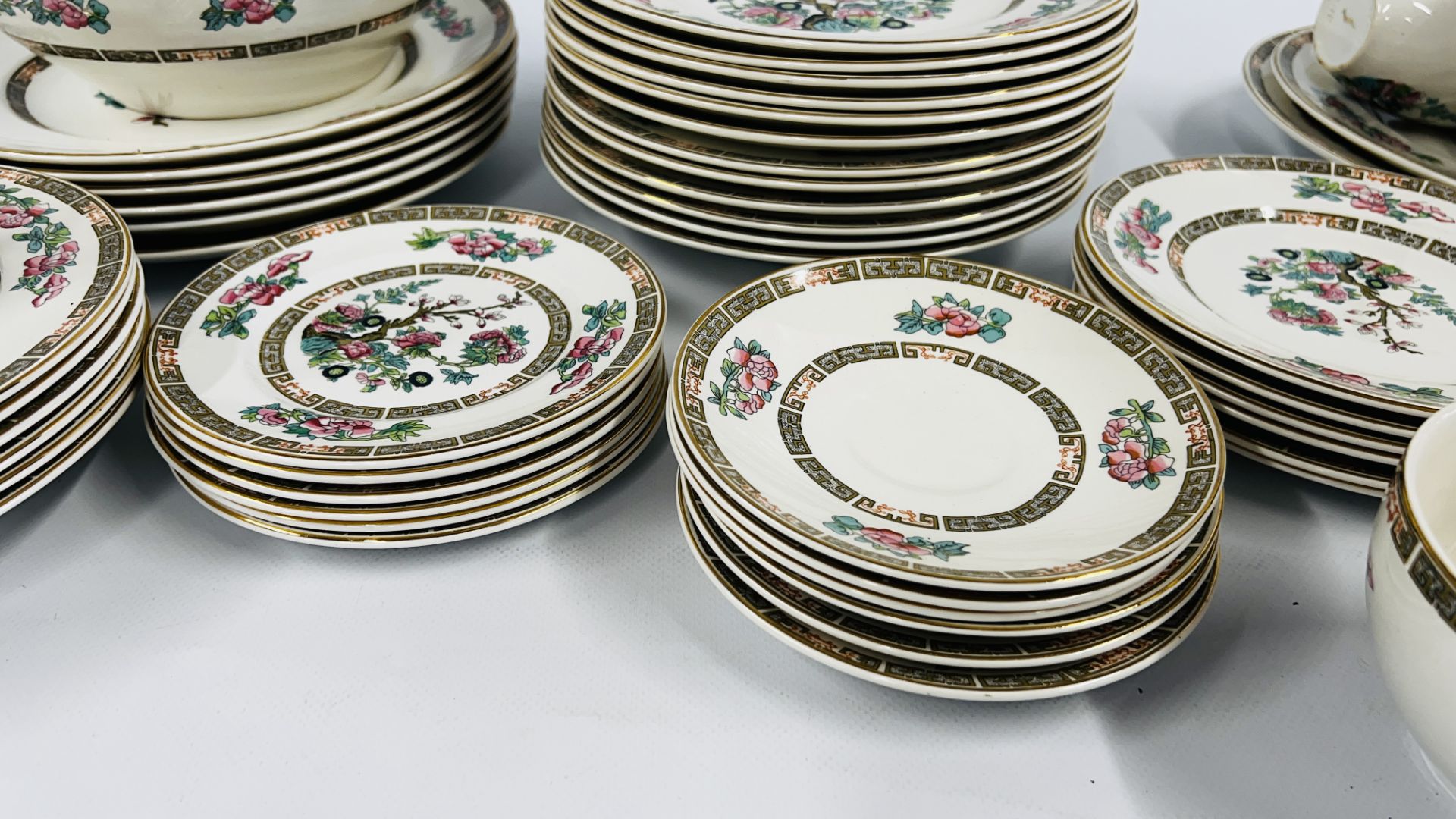 55 PIECES OF WEDGEWOOD INDIAN TREE DINNERWARE INCLUDING PLATES, CUPS, SAUCERS, TUREENS ETC. - Image 6 of 10