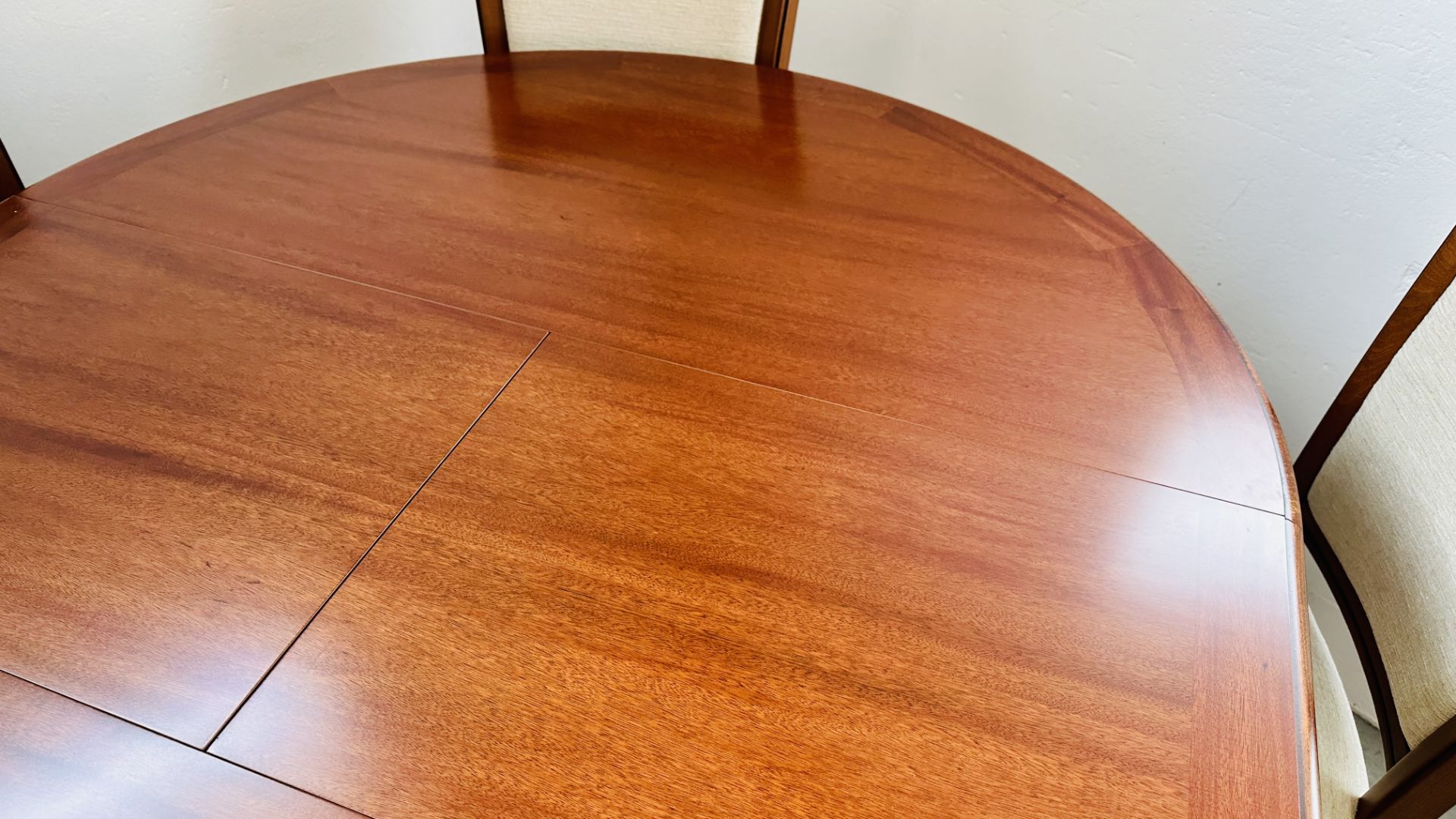 A GOOD QUALITY G PLAN CHERRY WOOD FINISH CIRCULAR EXTENDING DINING TABLE COMPLETE WITH 6 MATCHING - Image 12 of 14