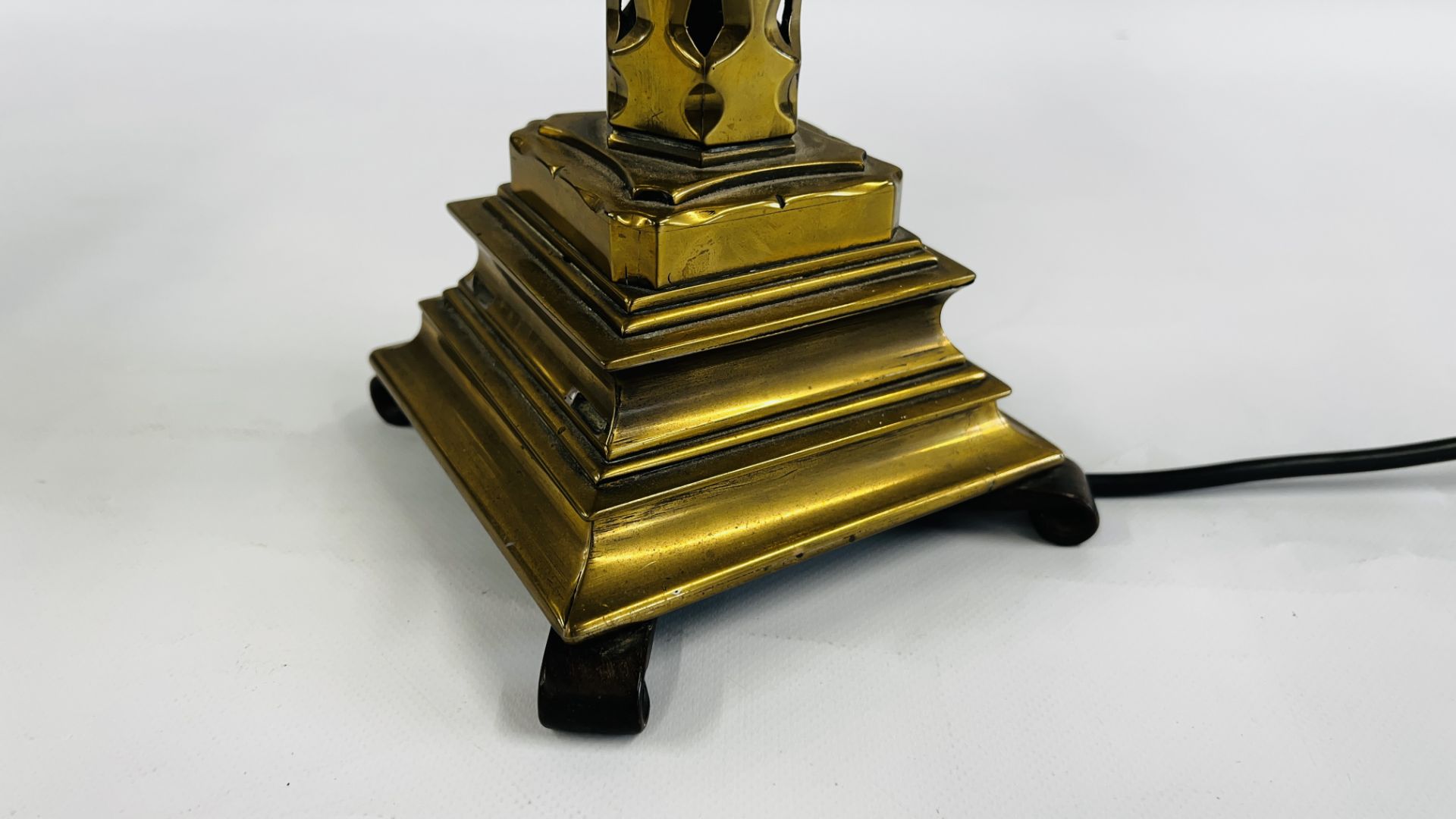 A VICTORIAN GOTHIC BRASS TABLE LAMP H 57CM - SOLD AS SEEN. - Bild 6 aus 8