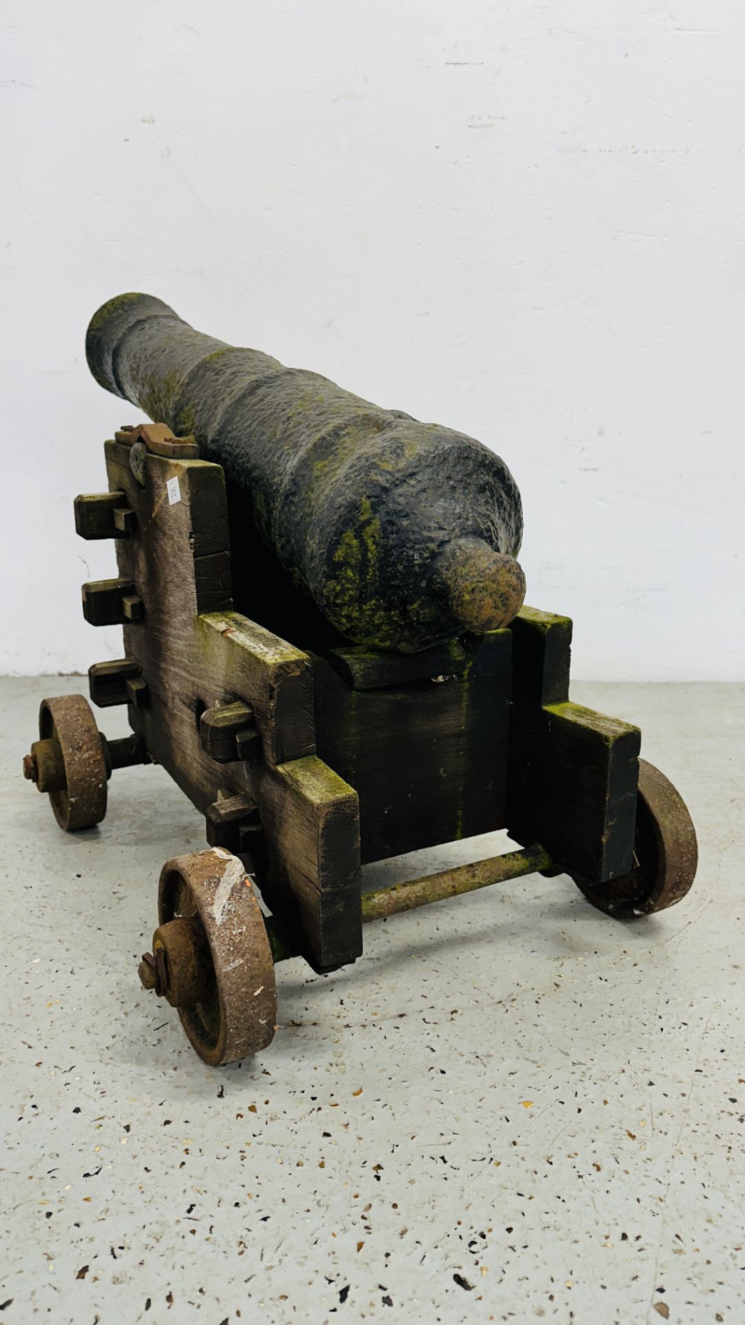 A GEORGE III CAST IRON NAVAL CANNON LENGTH 86CM ON LATER HARDWOOD STAND WITH CAST IRON WHEELS - - Image 16 of 18