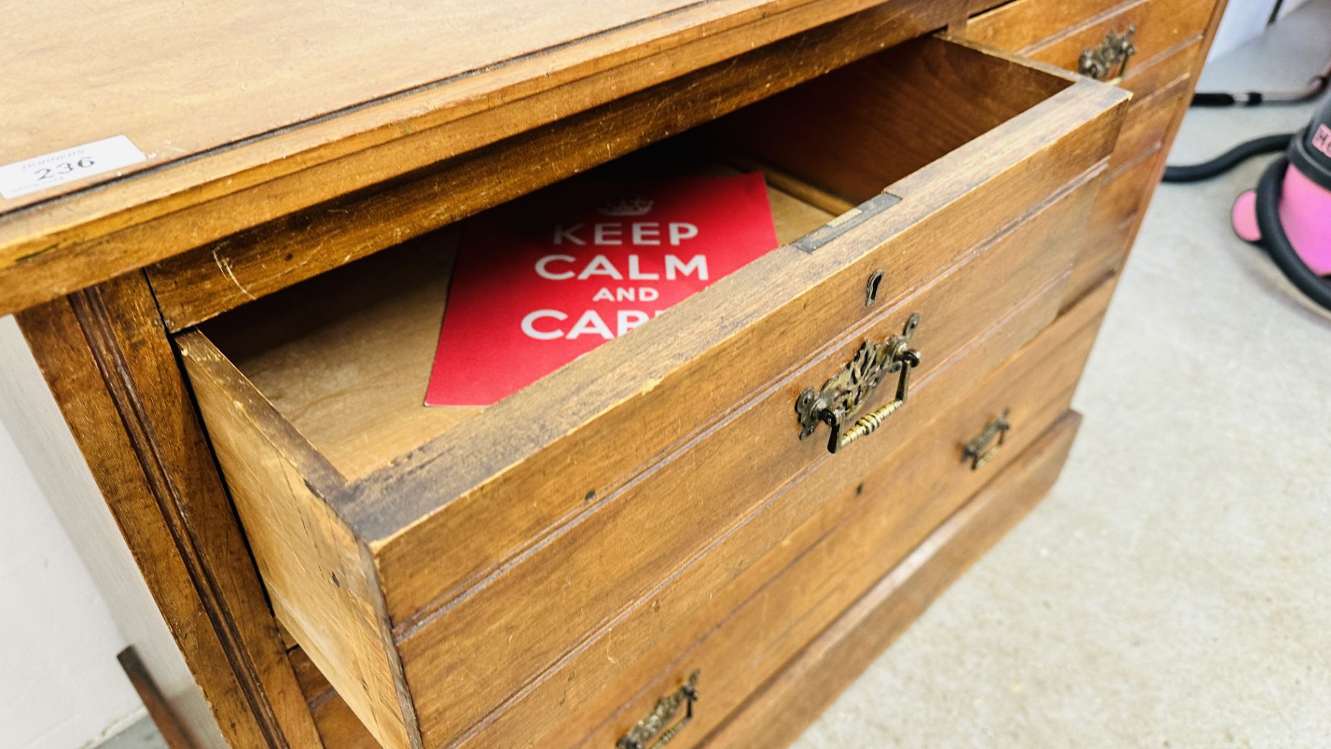 EDWARDIAN OAK 2 OVER 2 DRAWER CHEST - W 104CM X D 47CM X H 81CM. - Bild 10 aus 10