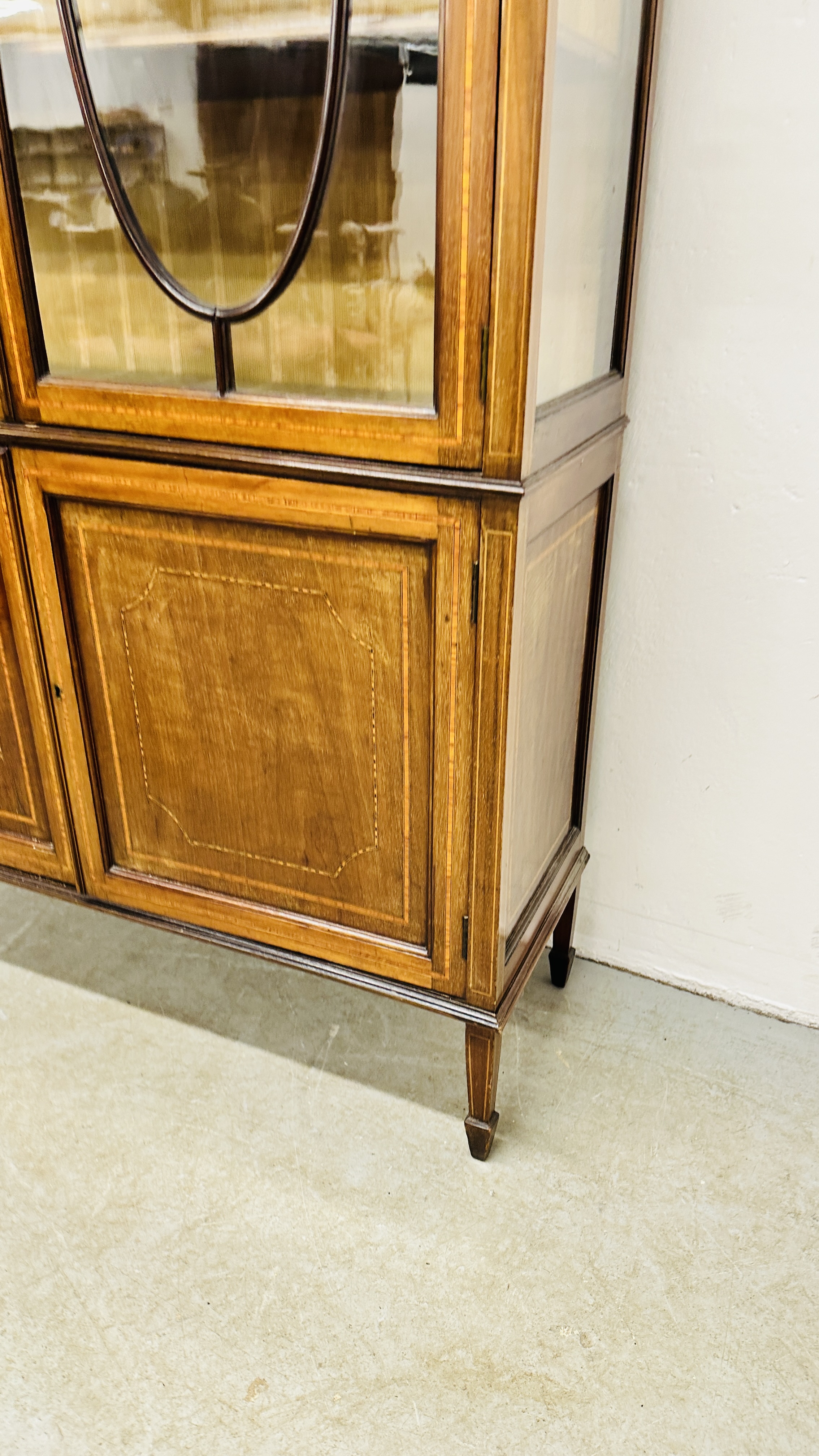 AN EDWARDIAN MAHOGANY TWO DOOR DISPLAY CABINET WITH CROSS BANDED INLAY AND TWO DOOR CUPBOARD BASE - - Image 8 of 10