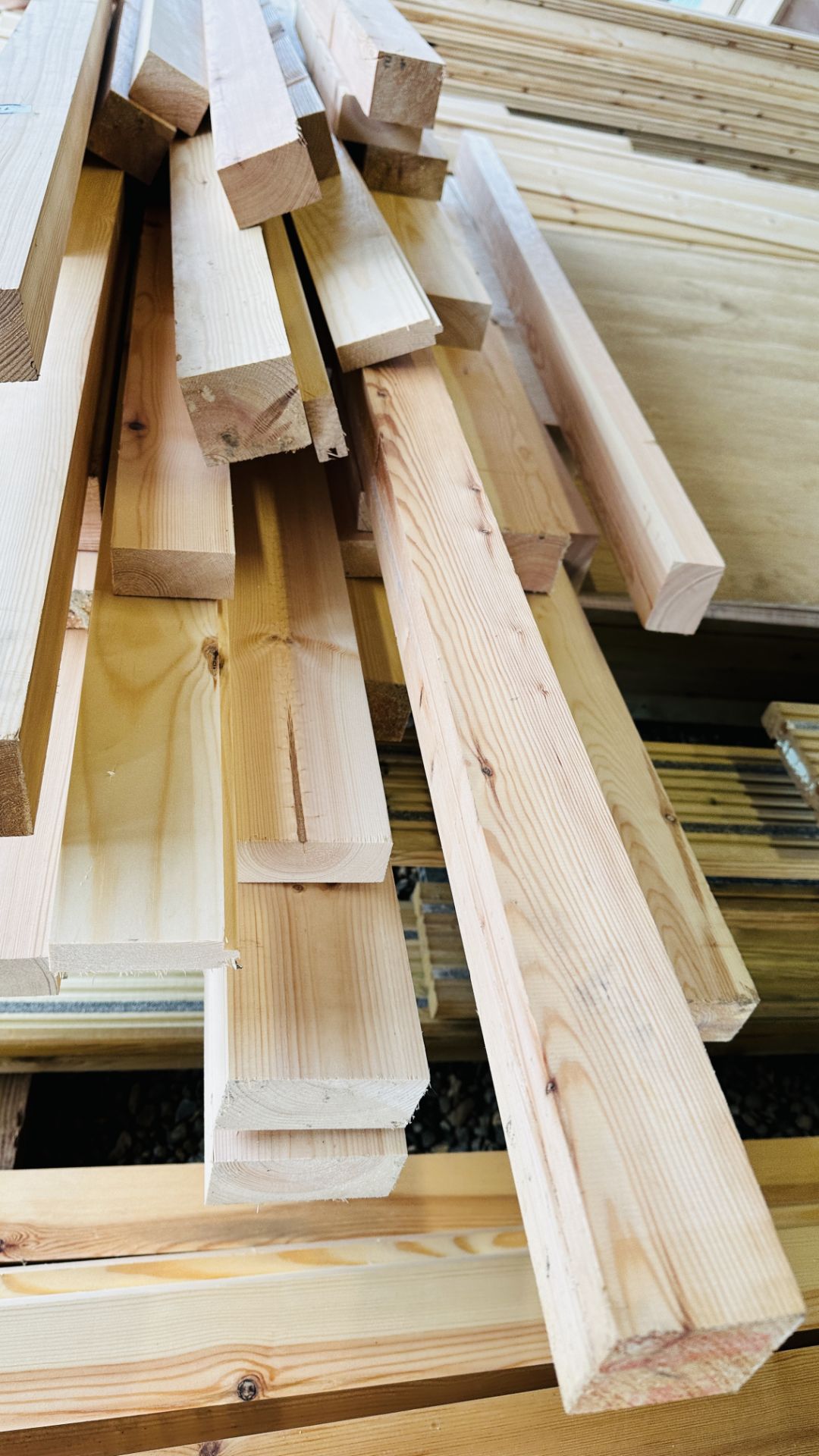 A BUNDLE OF MIXED PLANED TIMBER OFFCUTS. THIS LOT IS SUBJECT TO VAT ON HAMMER PRICE. - Image 4 of 5