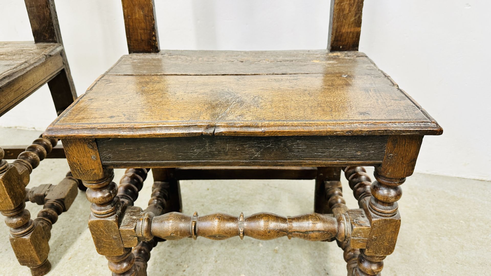 A PAIR OF 17TH CENTURY JOINED OAK CHAIRS. - Bild 7 aus 26