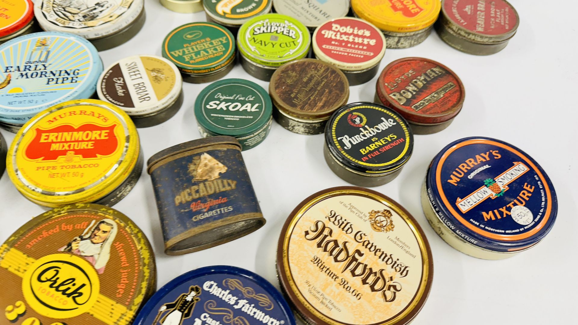 A BOX CONTAINING AN EXTENSIVE COLLECTION OF ASSORTED EMPTY VINTAGE ROUND TOBACCO TINS TO INCLUDE - Bild 3 aus 12