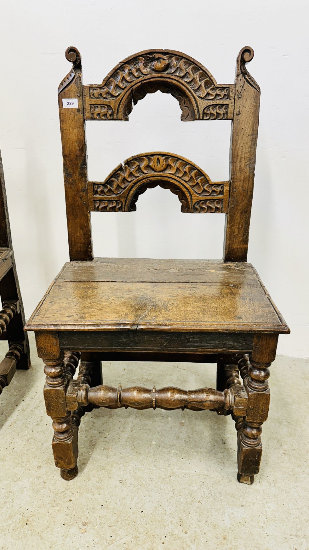 A PAIR OF 17TH CENTURY JOINED OAK CHAIRS. - Bild 2 aus 26