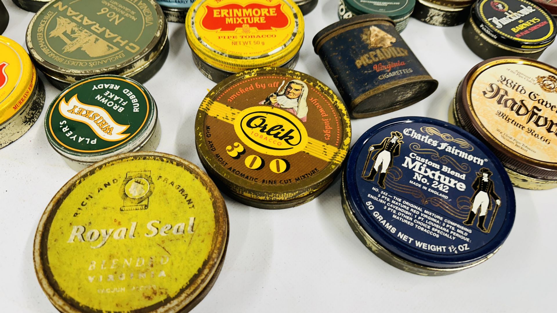 A BOX CONTAINING AN EXTENSIVE COLLECTION OF ASSORTED EMPTY VINTAGE ROUND TOBACCO TINS TO INCLUDE - Bild 2 aus 12