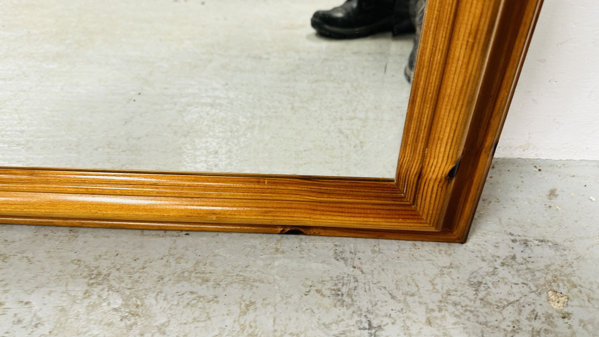 PINE FRAMED WALL MIRROR WITH BEVELLED GLASS. - Bild 4 aus 4