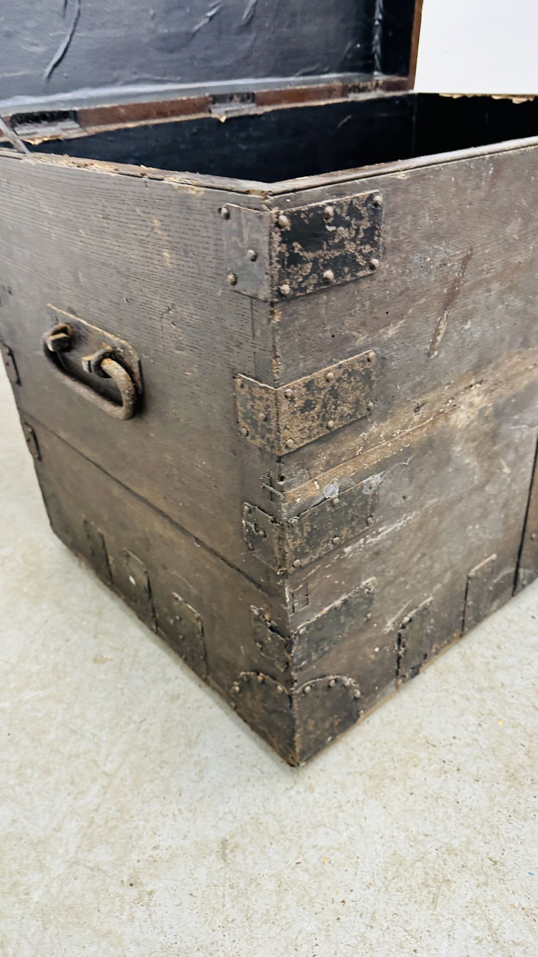 ANTIQUE OAK AND METAL BOUND SILVERSMITHS CHEST WITH CAST HANDLES BEARING BRASS PLAQUE GILLIAM & CO. - Image 10 of 13