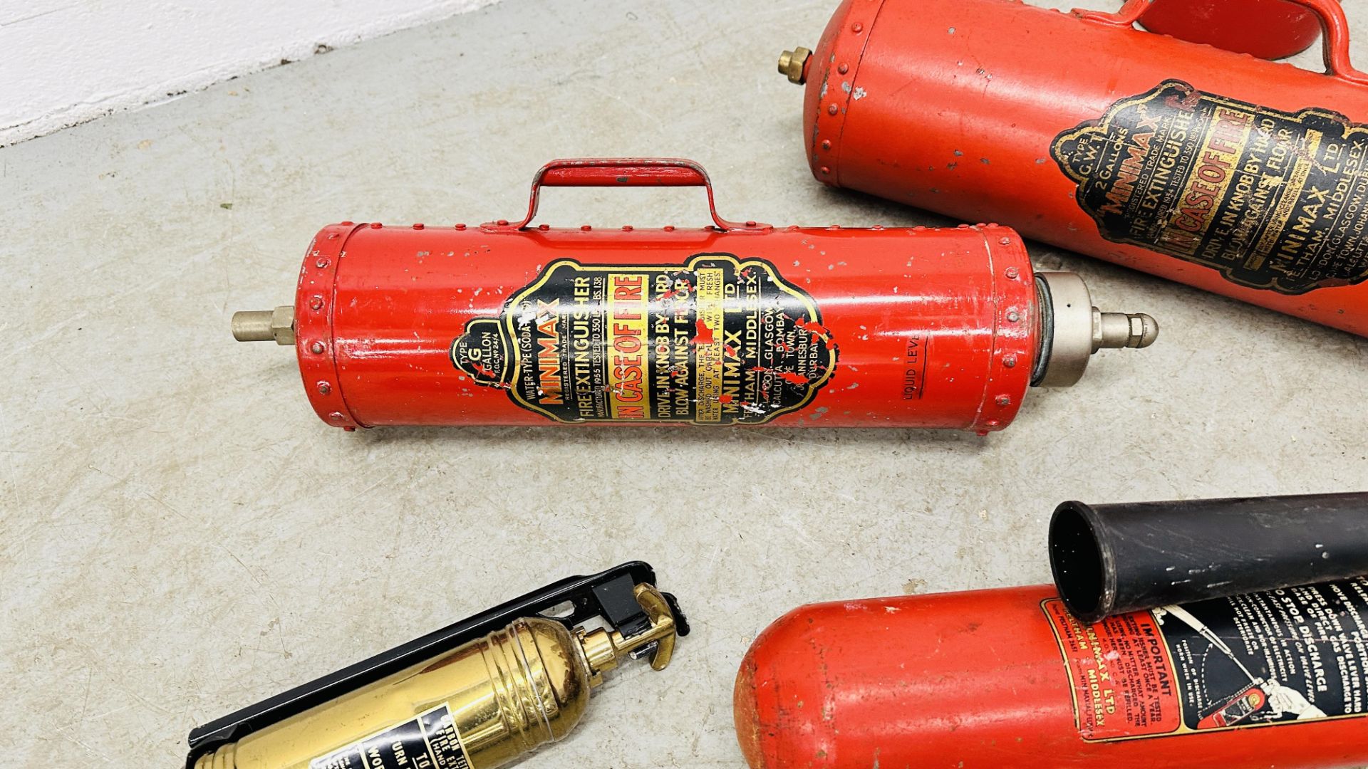 COLLECTION OF ASSORTED VINTAGE FIRE EXTINGUISHERS TO INCLUDE GOVERNMENT ISSUED ALONG WITH A VINTAGE - Image 12 of 16