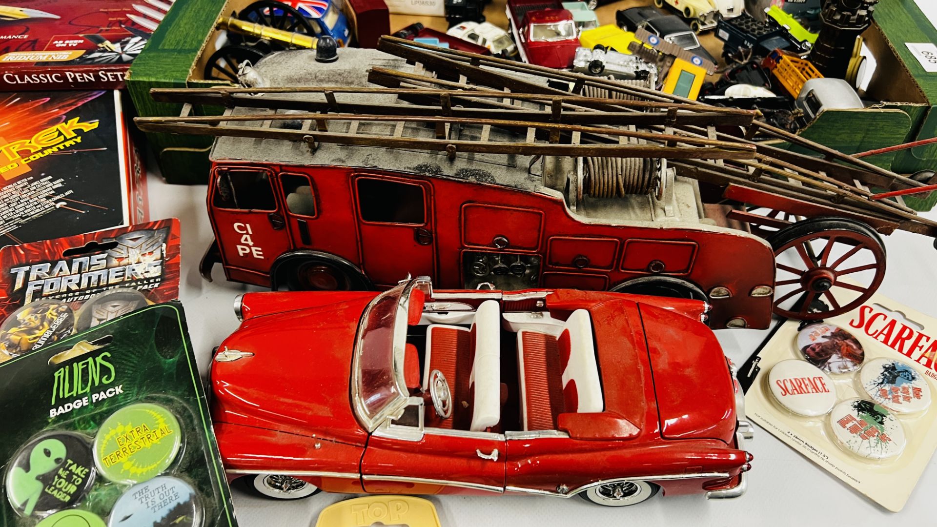 COLLECTION OF VINTAGE MODEL VEHICLES INCLUDING DIE CAST + SMALL QUANTITY MODEL FIGURES + QUANTITY - Image 8 of 13