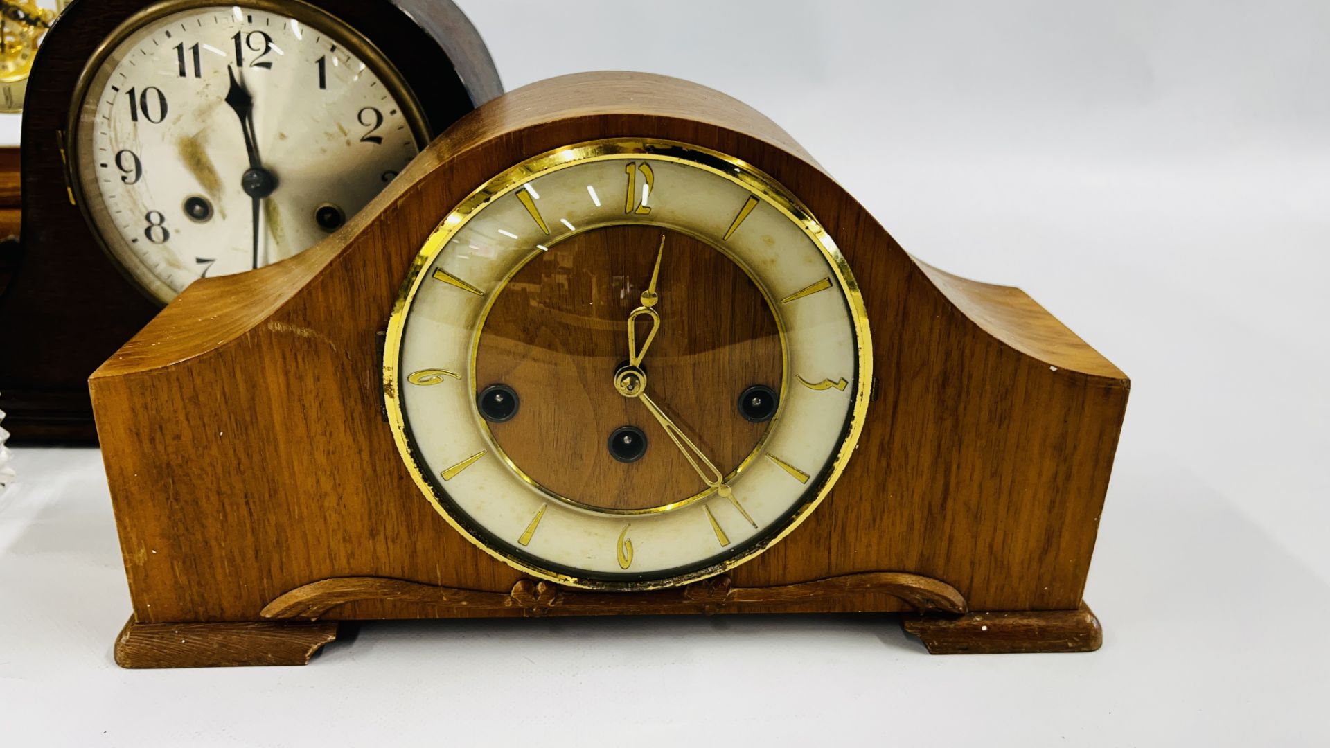 COLLECTION OF 5 MANTEL CLOCKS INCLUDING OAK CASED. - Image 2 of 6