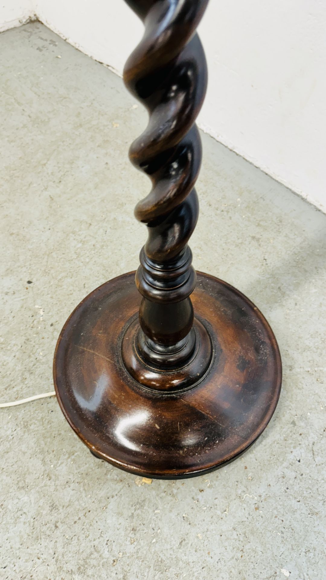 ANTIQUE BARLEY TWIST STANDARD LAMP (WIRE REMOVED) - SOLD AS SEEN. - Image 5 of 5