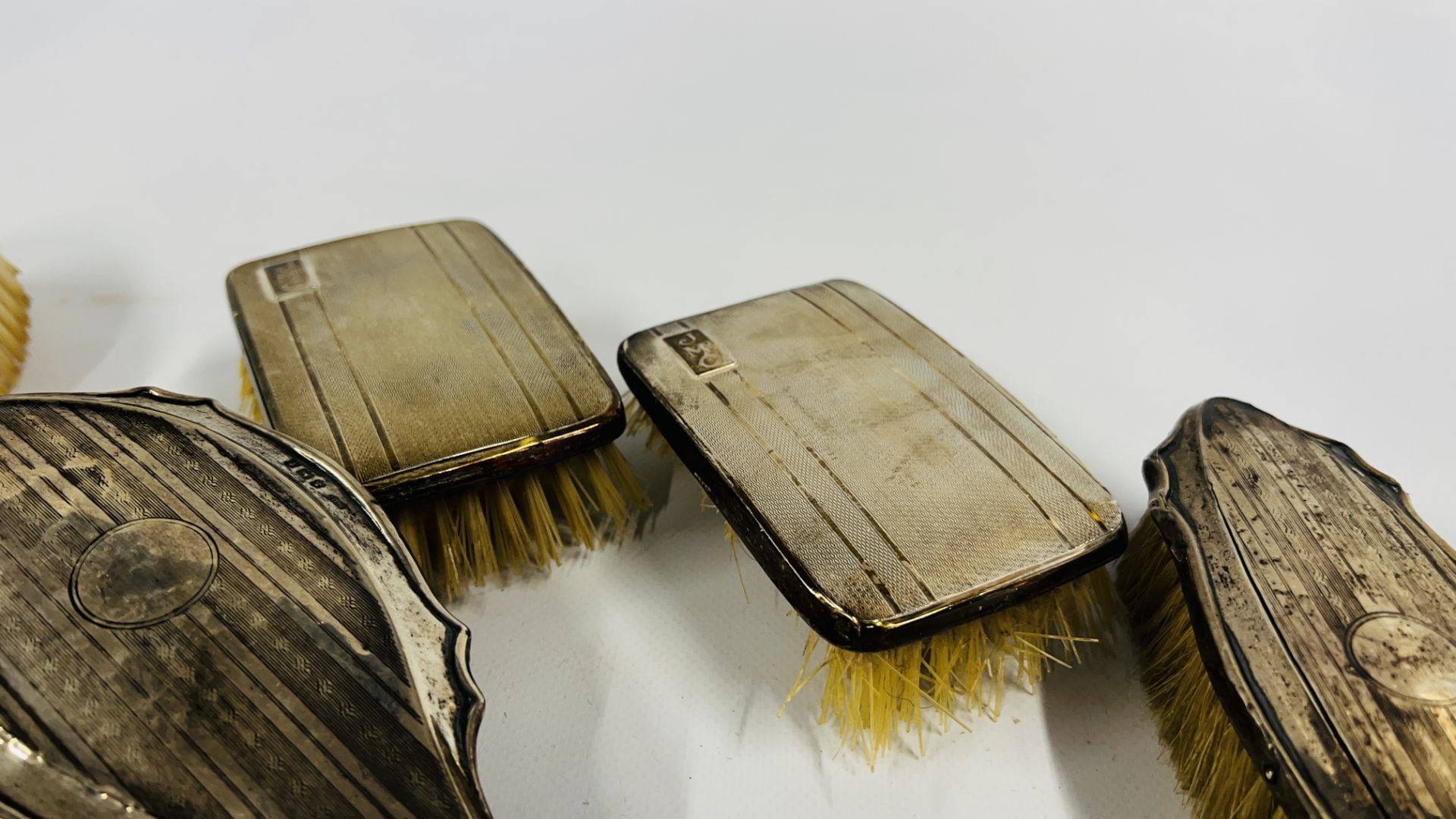 A VINTAGE 5 PIECE SILVER BACKED DRESSING TABLE BRUSH SET ALONG WITH A FURTHER PAIR OF BRUSHES & ONE - Image 5 of 12