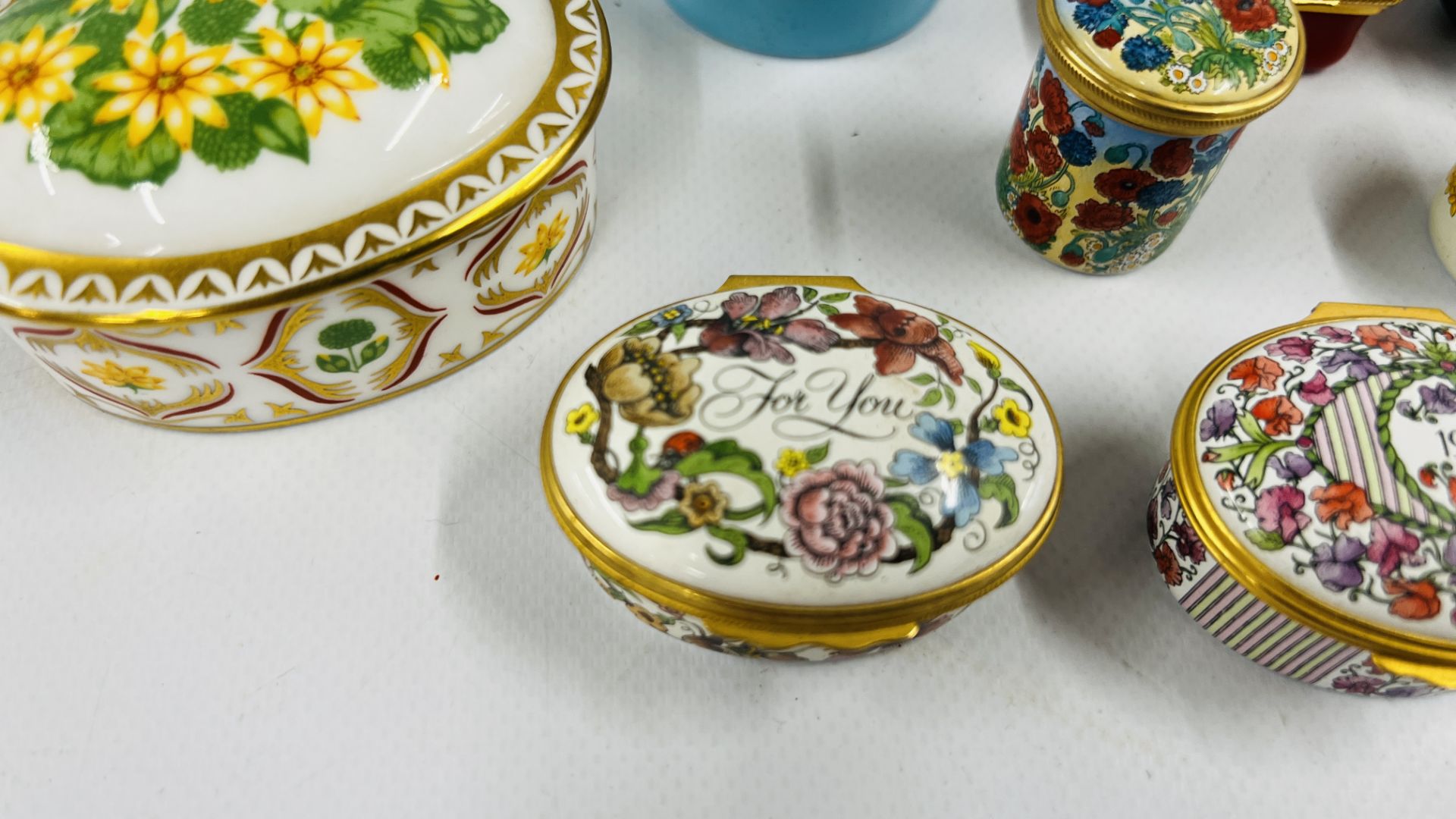 A GROUP OF 10 TRINKETS TO INCLUDE ROYAL CROWN DERBY "CELANDINE" TRINKET, HALCYON DAYS ENAMELS, - Image 4 of 8