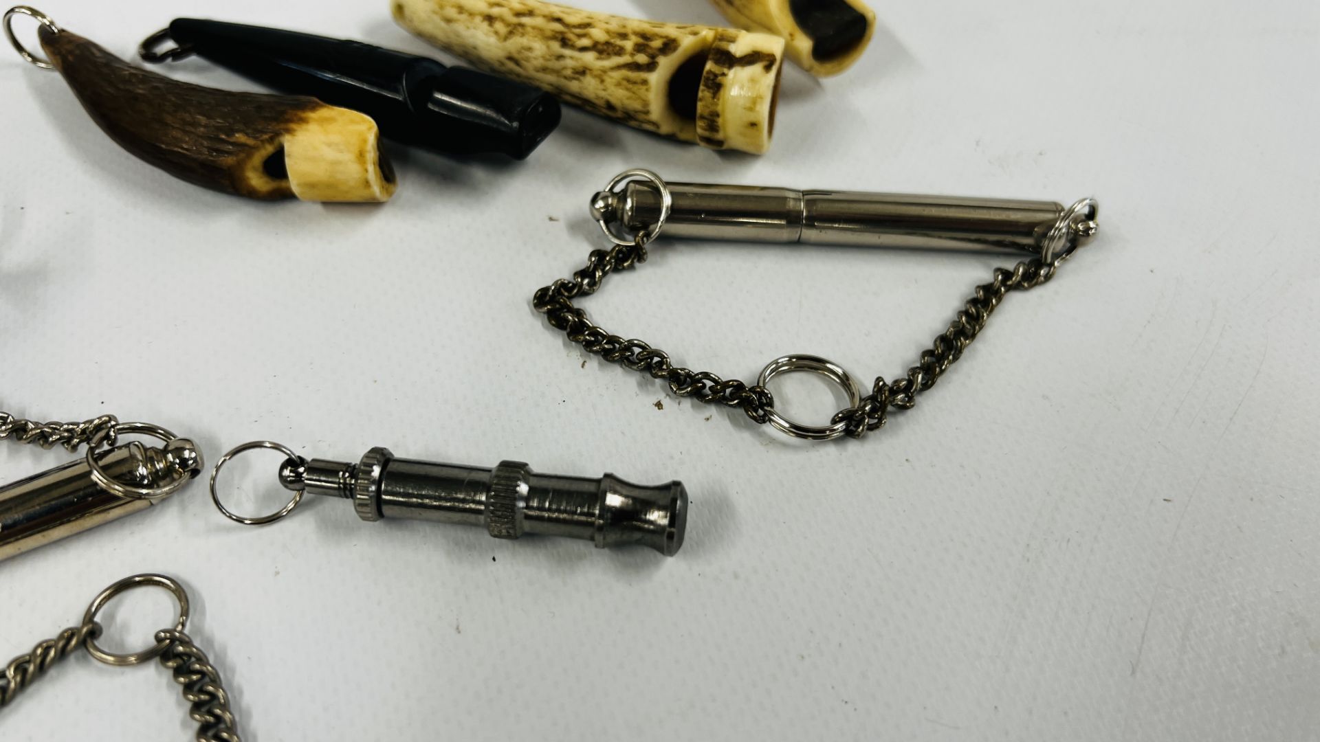 A COLLECTION OF 10 ASSORTED DOG WHISTLES TO INCLUDE HORN EXAMPLES. - Image 6 of 7