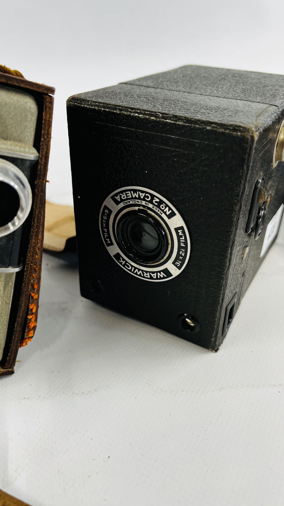 4 VINTAGE CAMERAS TO INCLUDE ERNEMANN ROLF I FOLDING CAMERA EIMIG CAMER, SIX-20 BROWNIE AND WARWICK. - Image 3 of 5