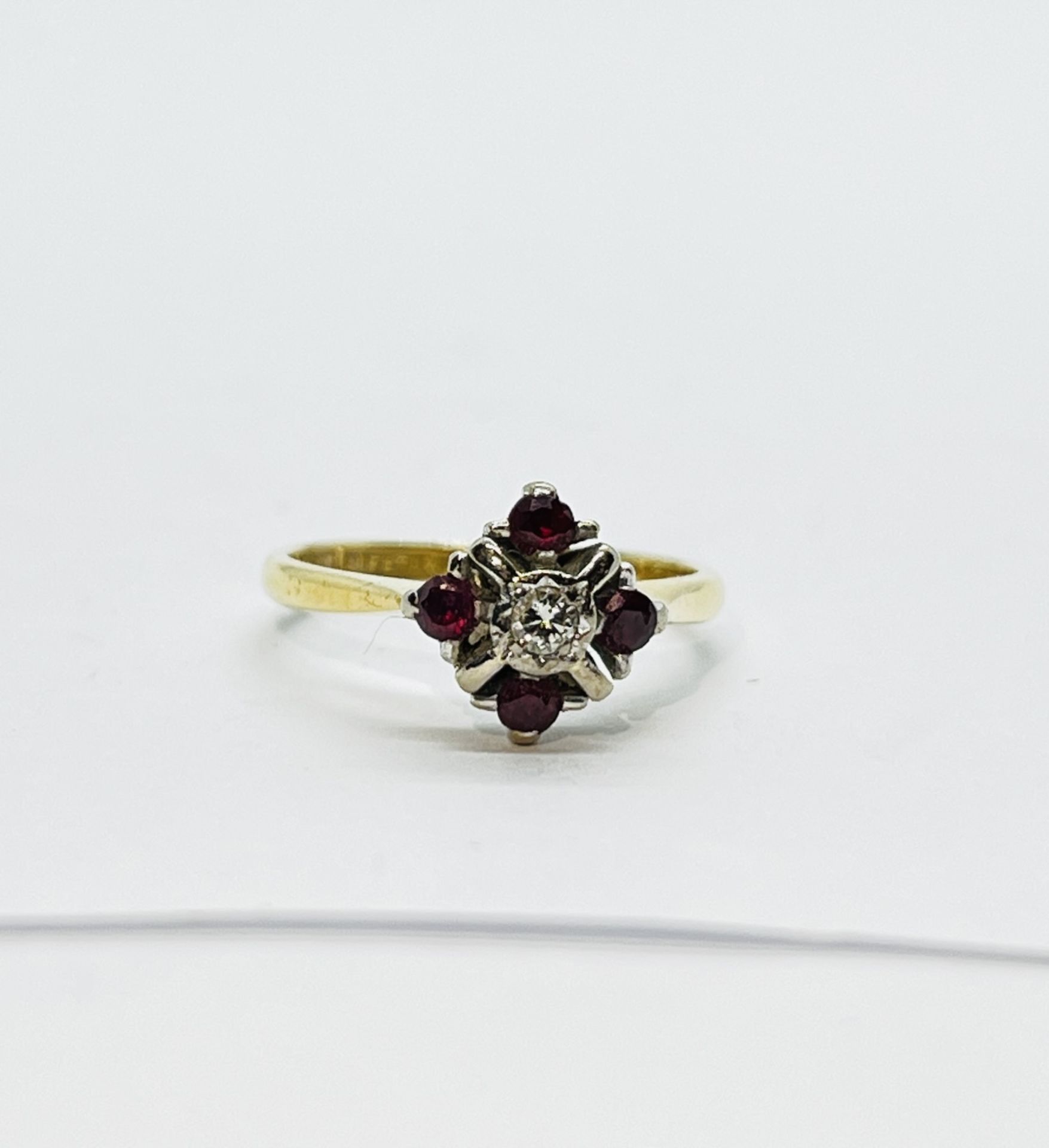 AN ELEGANT 18CT GOLD DIAMOND & RUBY SET RING.