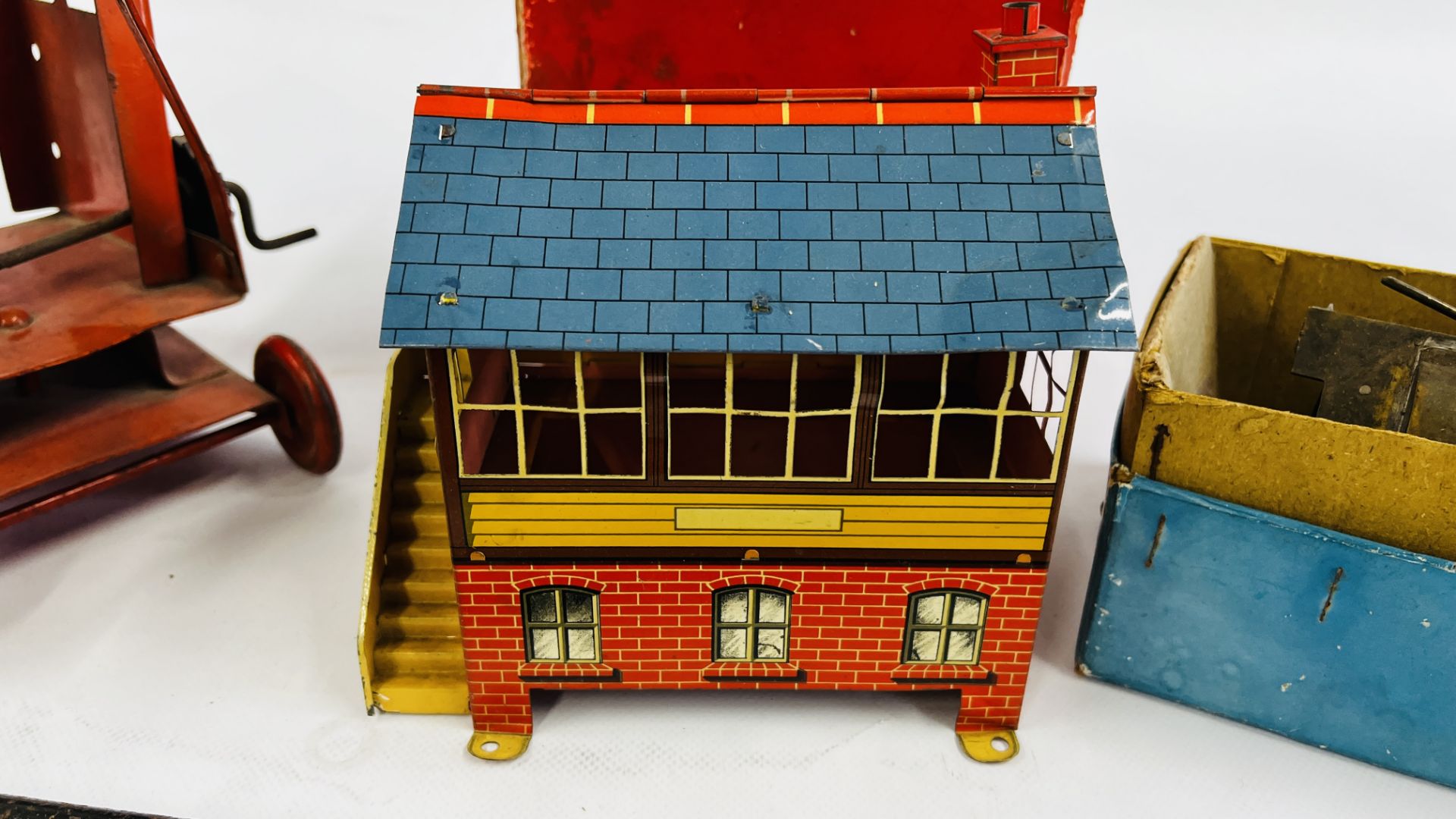 7 VINTAGE TOYS TO INCLUDE TIN PLATE, HORNBY SIGNAL CABIN WITH ORIGINAL BOX, CRANE, - Image 9 of 11