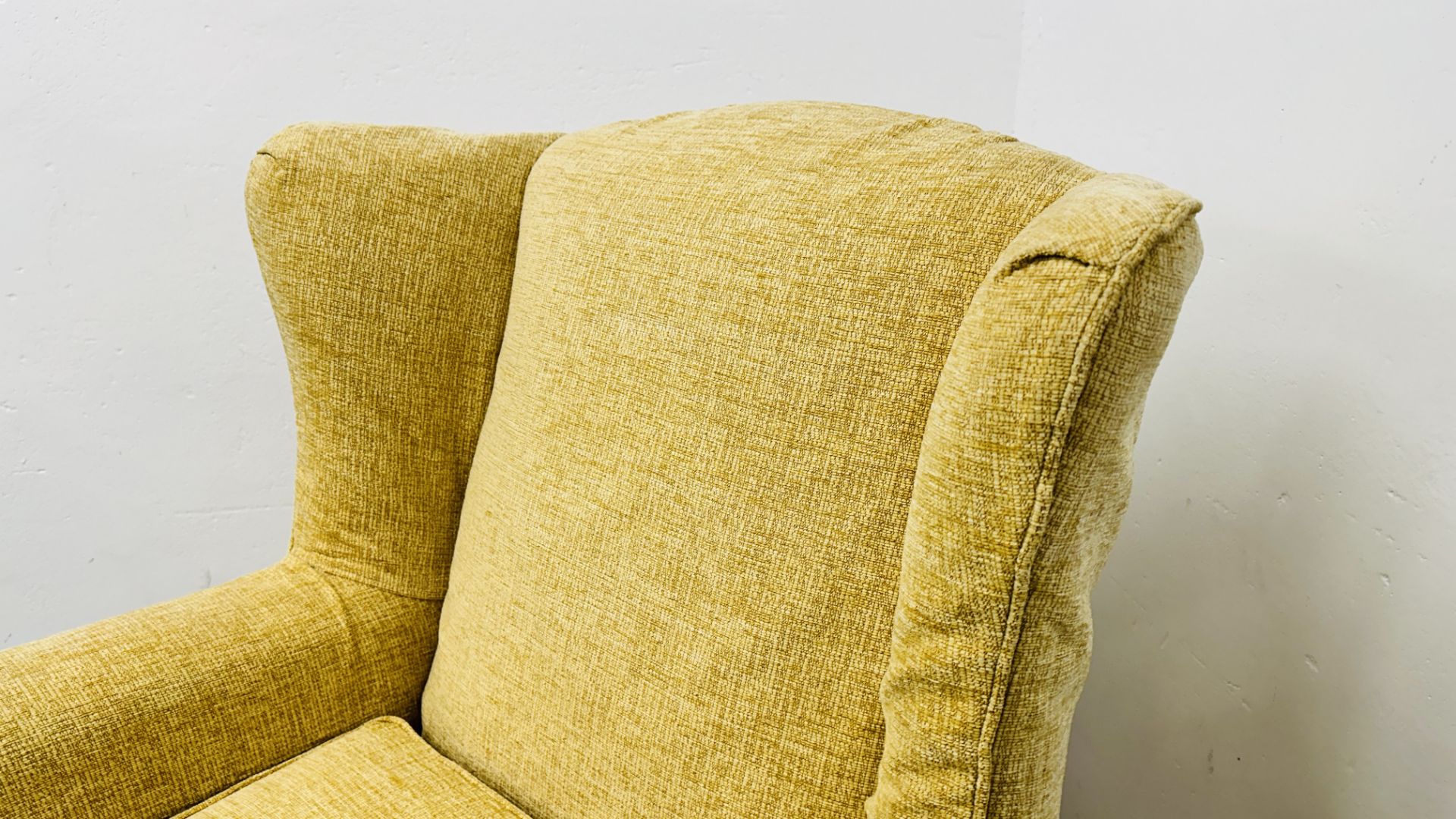 A GOOD QUALITY MODERN PRIMROSE UPHOLSTERED WINGBACK EASY CHAIR. - Image 4 of 11