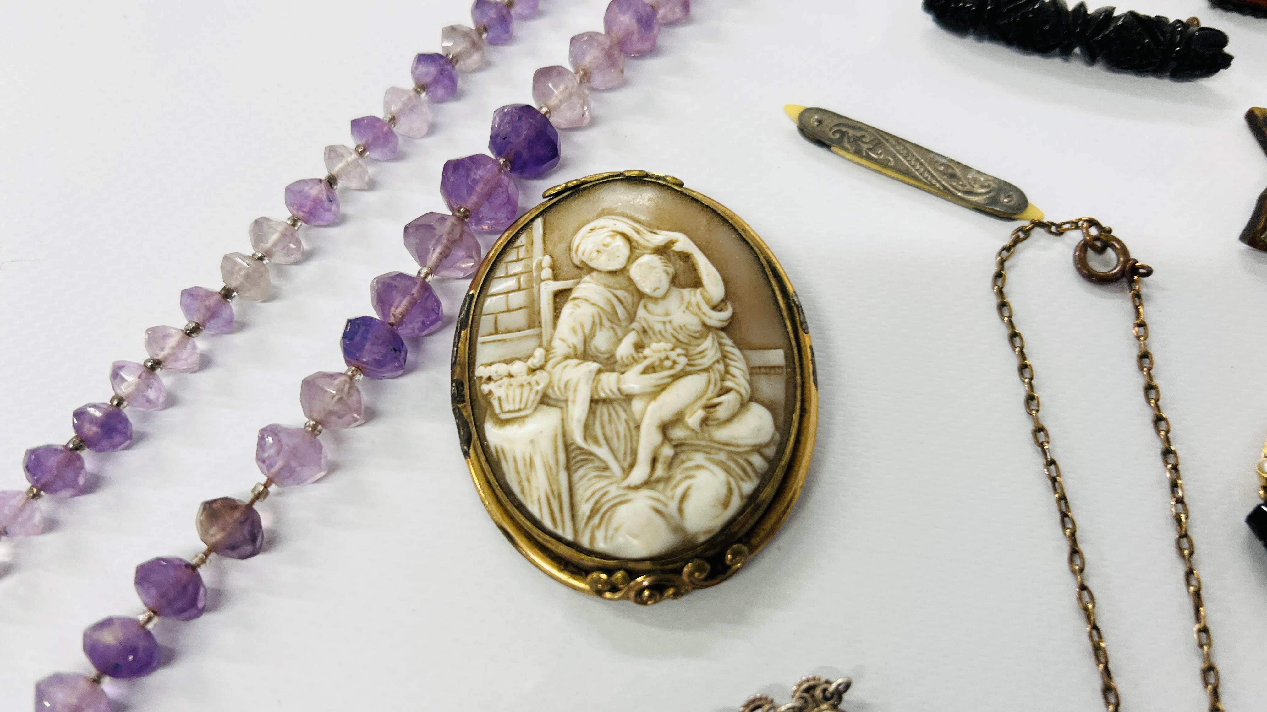 A TRAY OF VICTORIAN AND LATER JEWELLERY TO INCLUDE CORAL AND AMETHYST NECKLACES, AGATE LOCKET, - Image 4 of 15