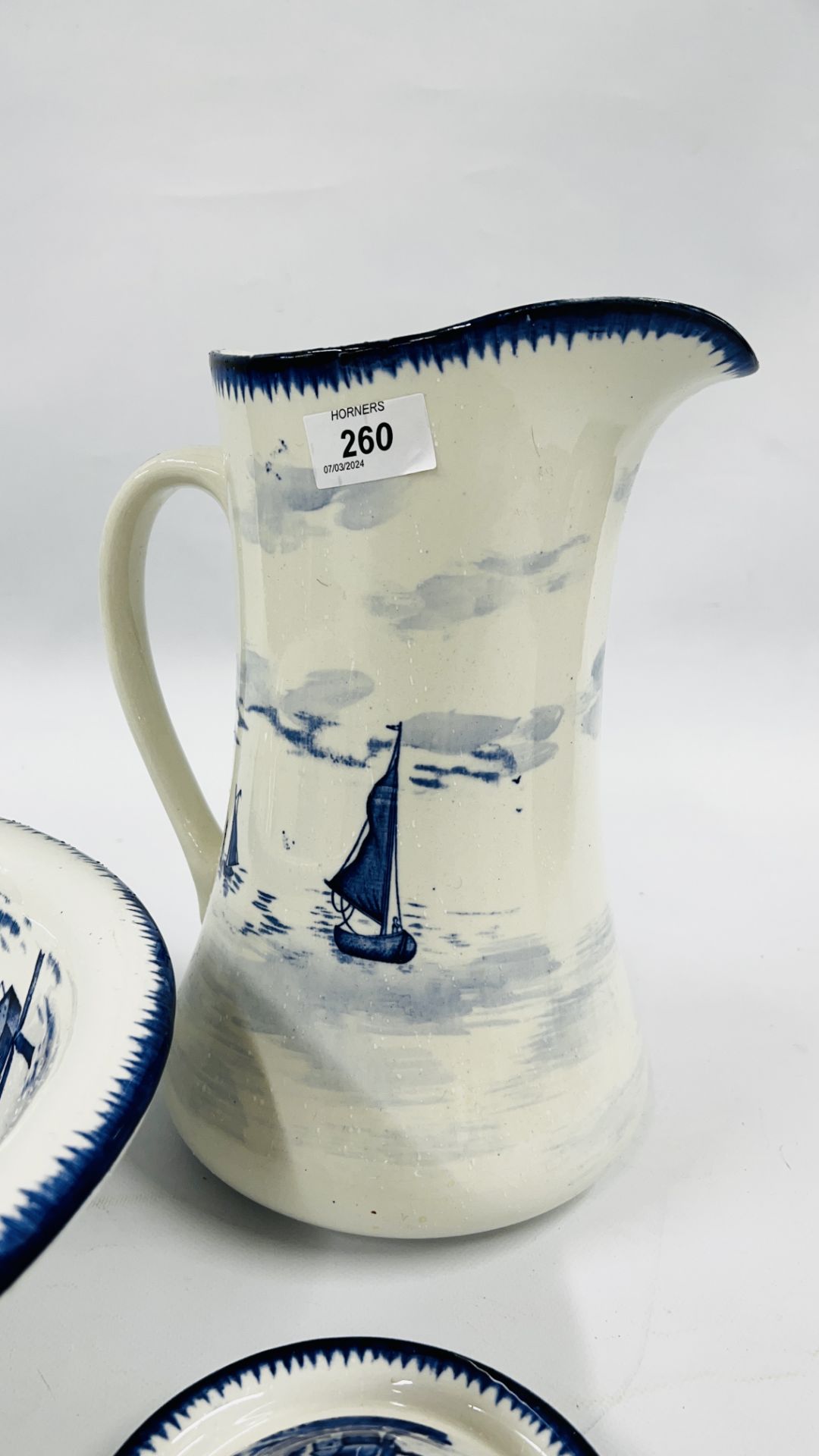 AN EMPIRE WARE EAST ANGLIAN PATTERN JUG AND BOWL SET ALONG WITH MATCHING SOAP DISH. - Image 2 of 7