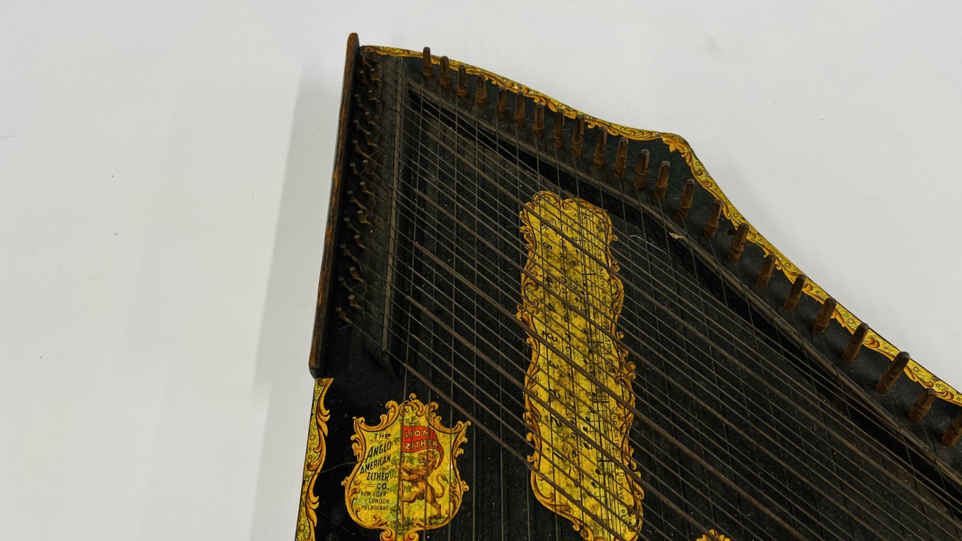 A VINTAGE "THE ANGLO AMERICAN LION ZITHER" MANUFACTURED BY THE ANGLO AMERICAN ZITHER Co NEW YORK - Image 8 of 13