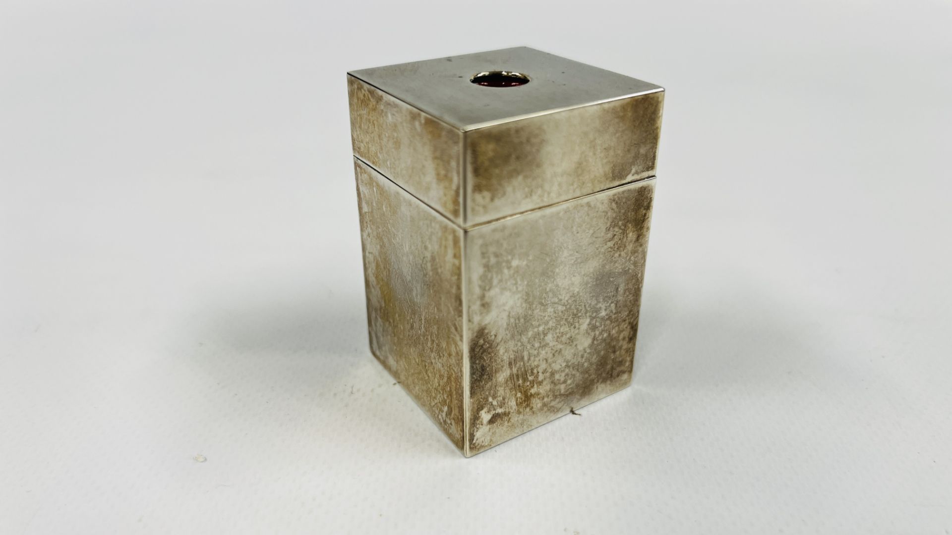 A MODERN SILVER PENCIL SHARPENER OF SQUARE FORM, LONDON ASSAY MARKED PENHALIGONS H 5.8CM X 3.8 X 3. - Image 4 of 7
