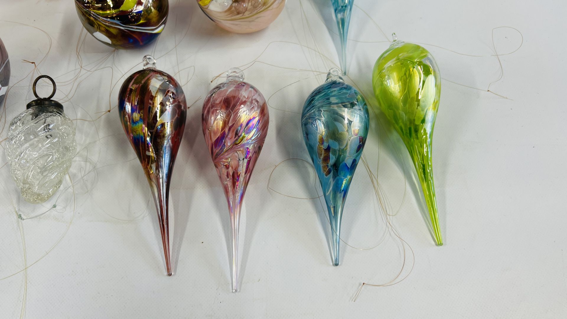 A GROUP OF ART GLASS HANGING BALLS AND ART GLASS HUMMING BIRDS. - Image 2 of 7