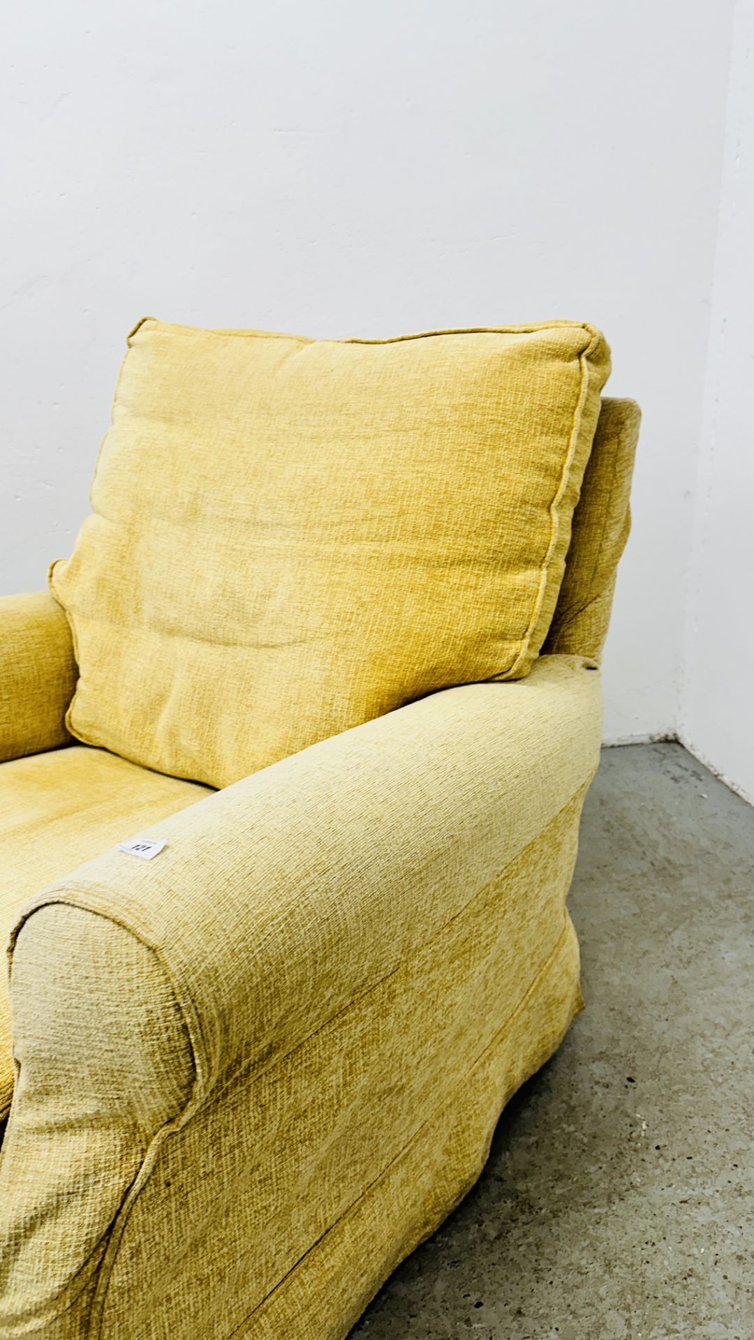 A GOOD QUALITY PRIMROSE UPHOLSTERED EASY CHAIR. - Image 7 of 7