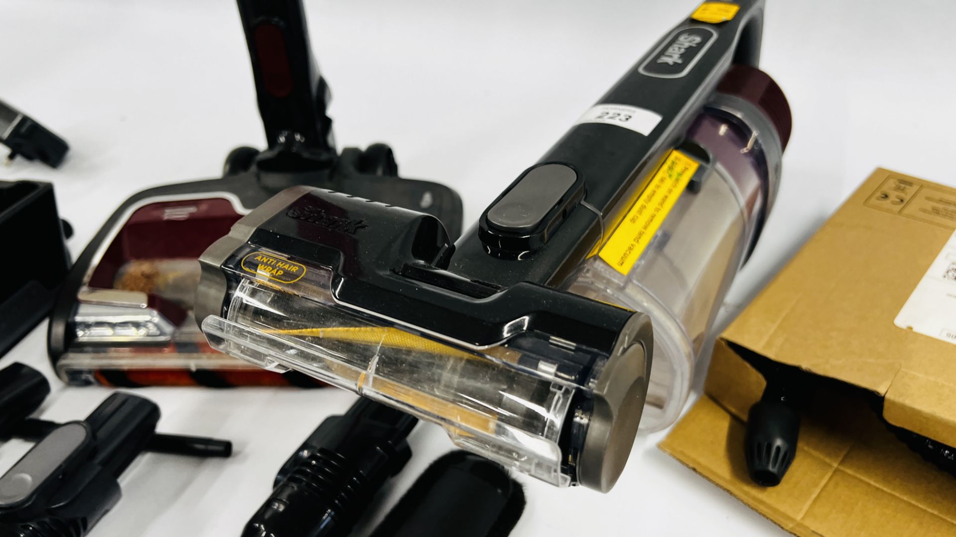 SHARK DUO CLEAN CORDLESS VACUUM CLEANER WITH CHARGER, BATTERIES & ACCESSORIES - SOLD AS SEEN. - Image 6 of 8